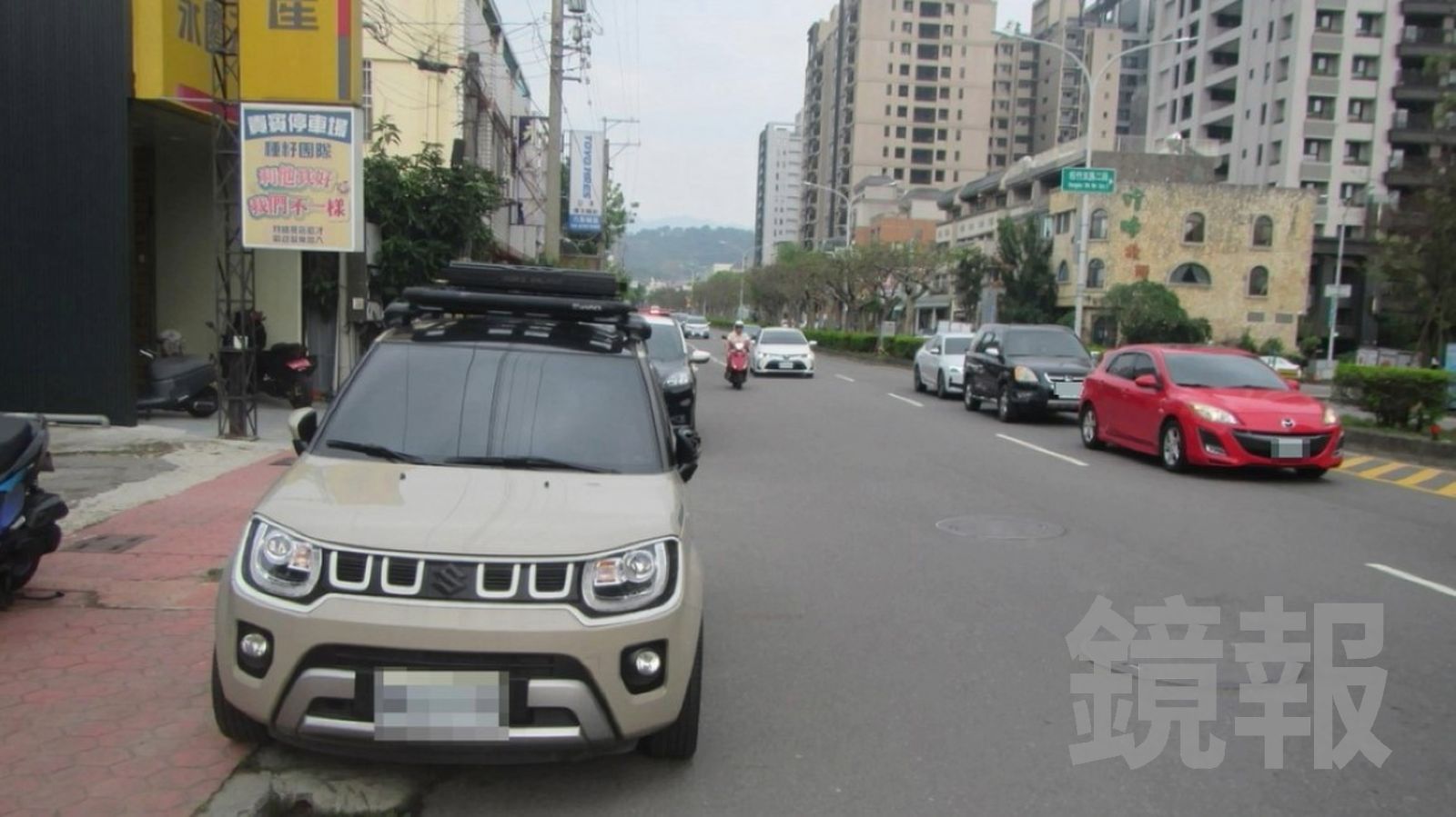 休旅車停在路邊，車主取車時，赫然發現後照鏡外殼被撞斷脫落。民眾提供