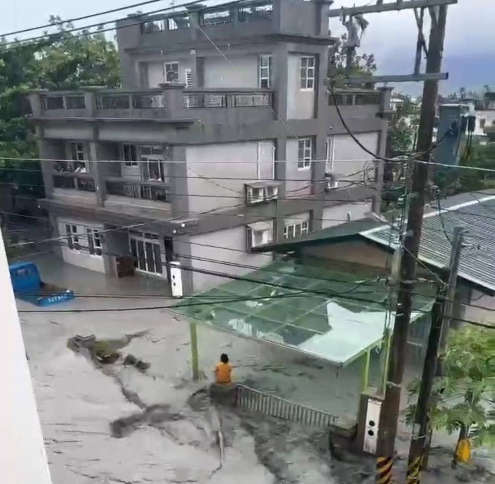 有片／「有沒有救生艇？」馬太鞍溪橋遭洪水沖斷　光復市區淹水民眾受困柱子上