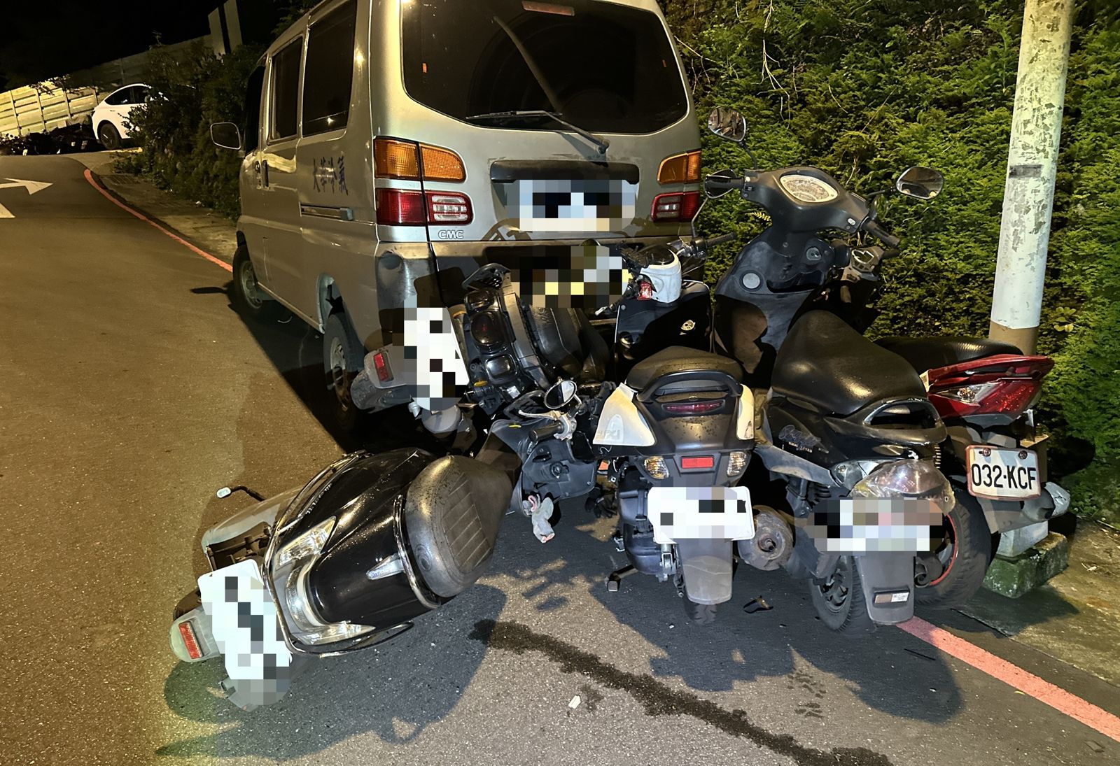 箱型車沒拉手煞車「倒退嚕」 先撞特斯拉再擊倒5機車