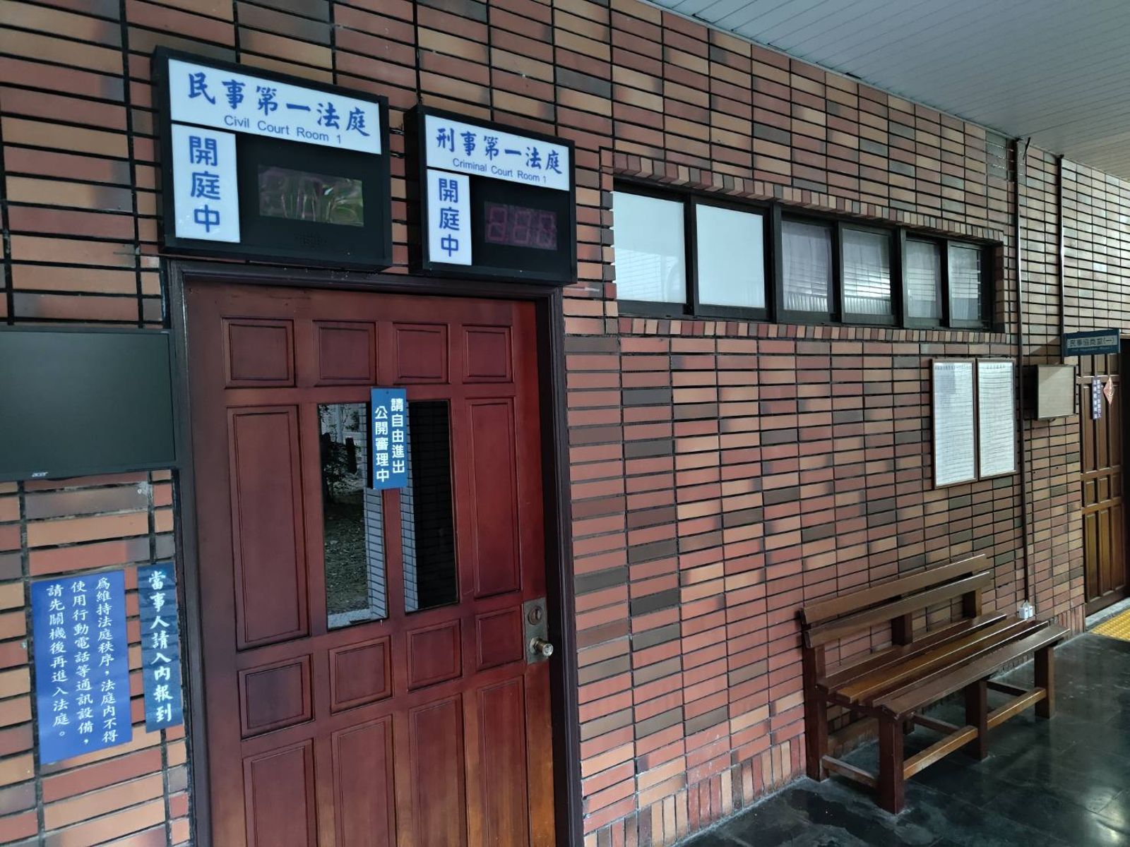 護理師母逼9歲女聞沾血衛生棉、摸外痔　挨告竟辯「觸診健康教育」