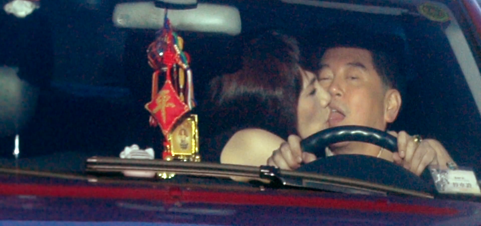 在高速公路行進間,兩人舌頭糾纏在一起。翻攝自壹週刊。