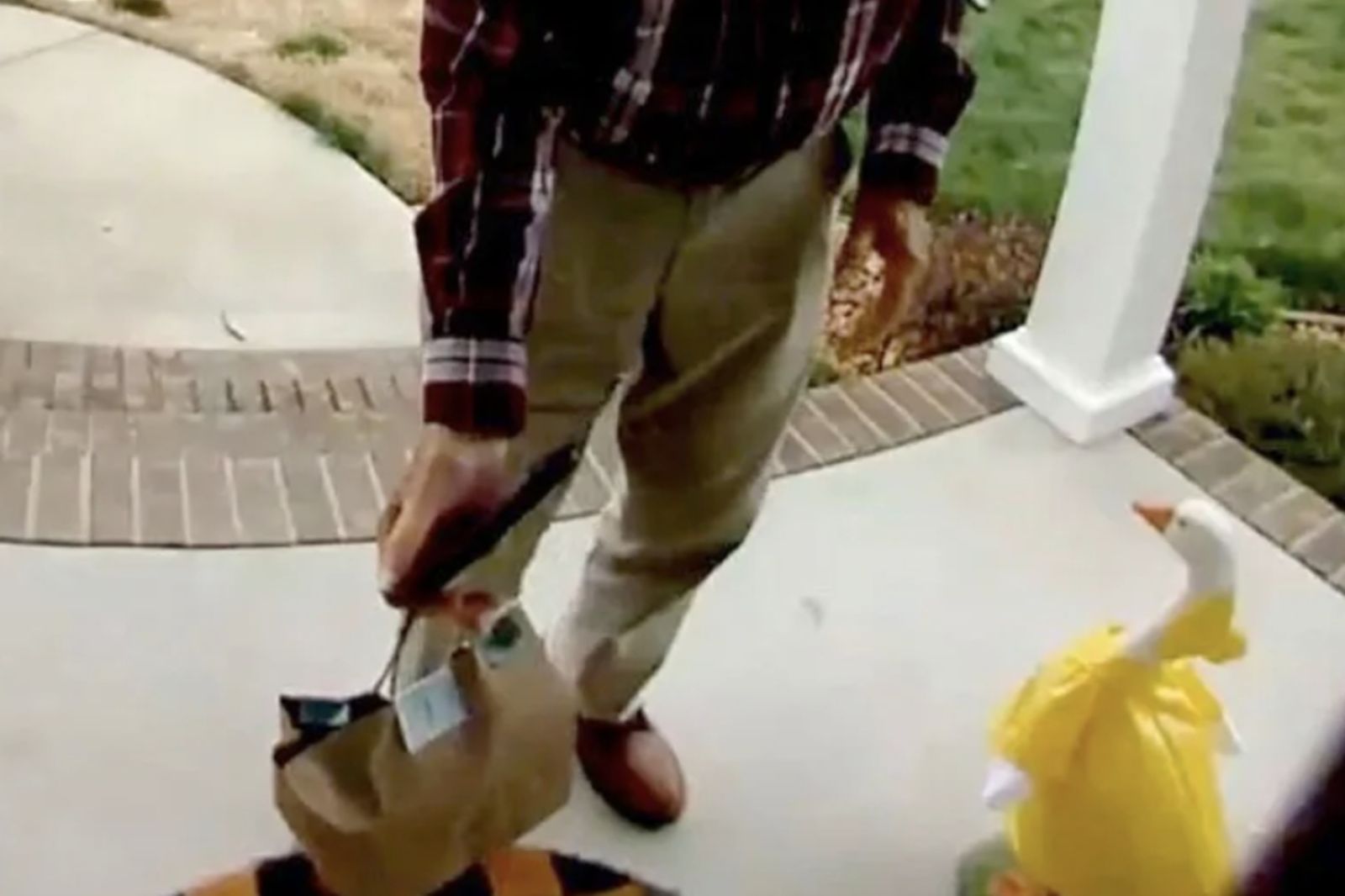 78歲外送員「艱難爬樓梯送餐」她不忍幫募款　2天籌1600萬直接退休