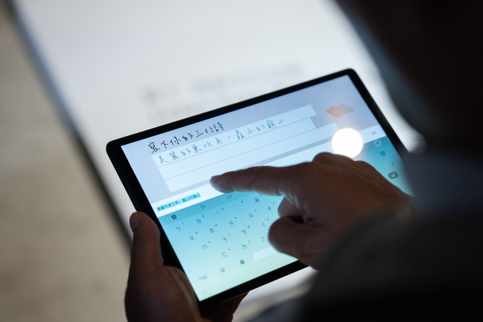 13歲少年暑假狂滑手機…檢查驚見中度脂肪肝!心血管、代謝風險也激增