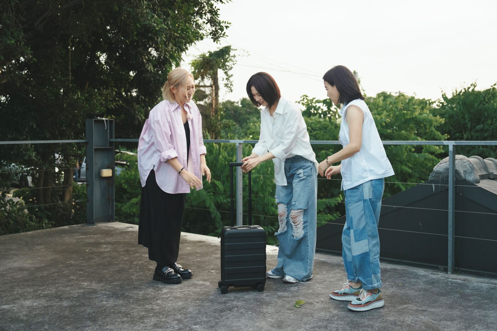 (左起)瑪菲司、謝盈萱、曾寶儀。三立提供