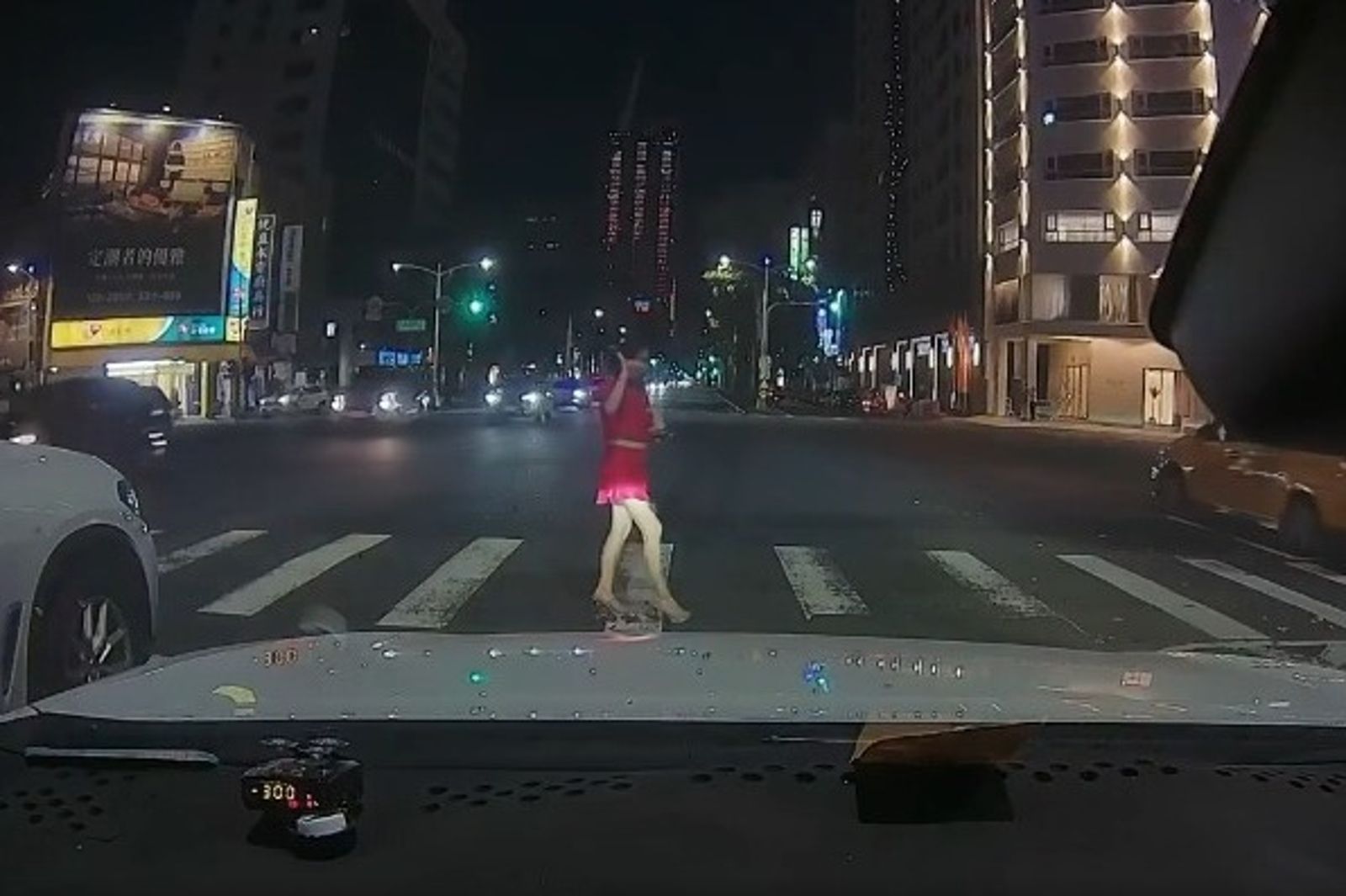 七月半還沒到!高雄「紅衣女」闖紅燈 下秒優雅走起台步