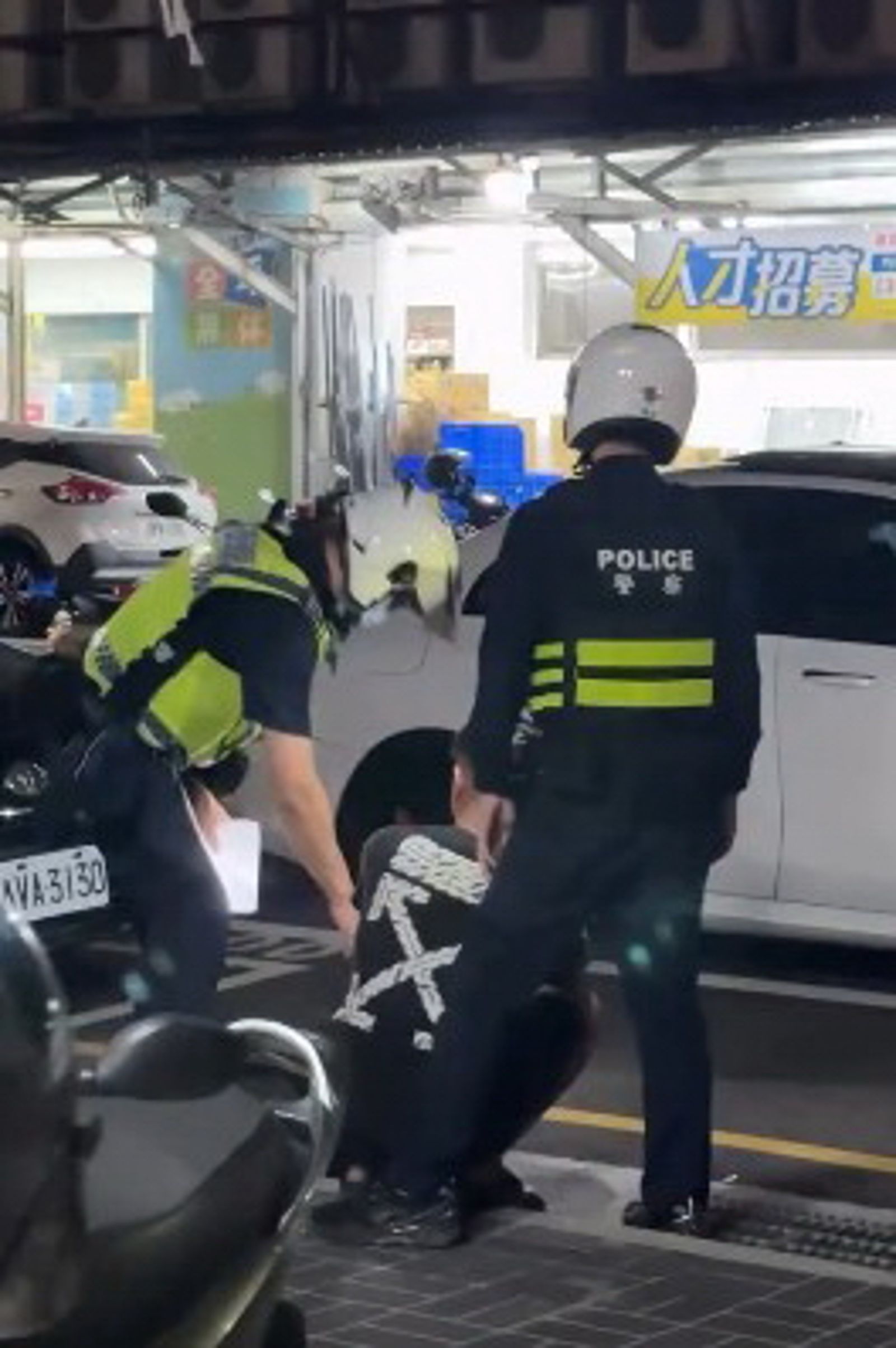 警方盤查疑涉毒駕的陳姓男子。圖/翻攝threads euda1m0nia_