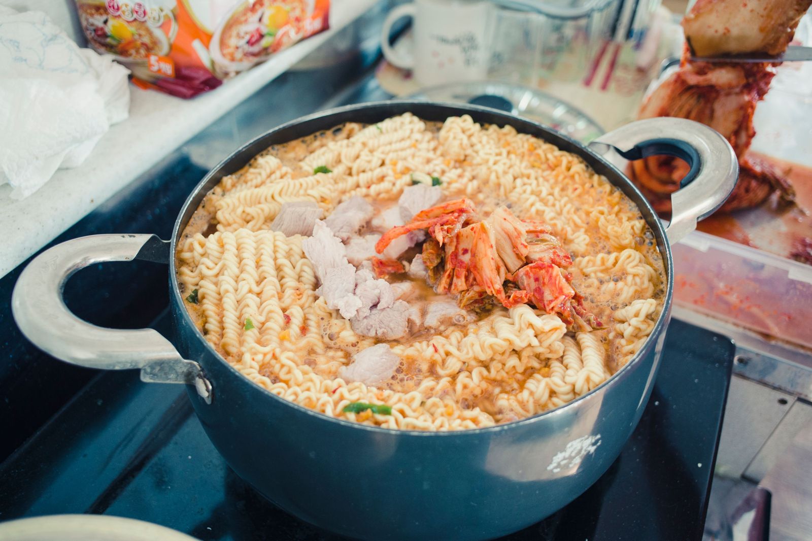 泡麵別只泡熱水!網推「4分鐘神招」肉片、菜、蛋全熟:免洗鍋超療癒