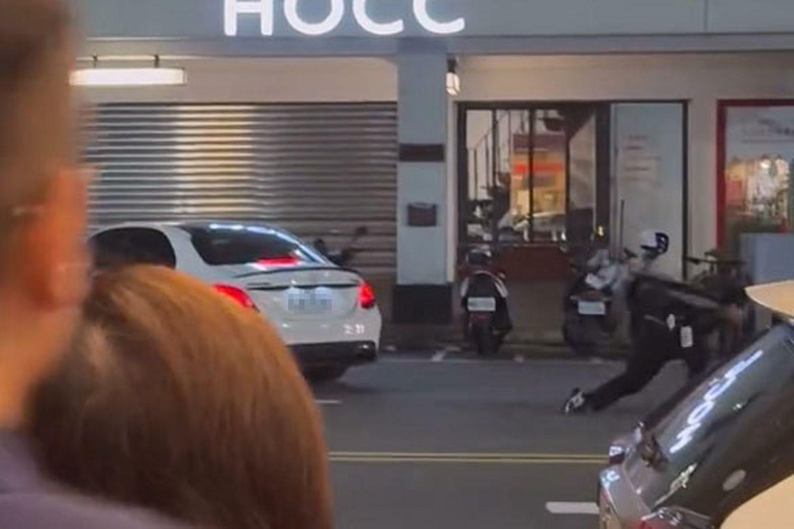 林男撿了錢拔腿狂奔,途中還不慎跌倒。畫面翻攝threads j_tpl