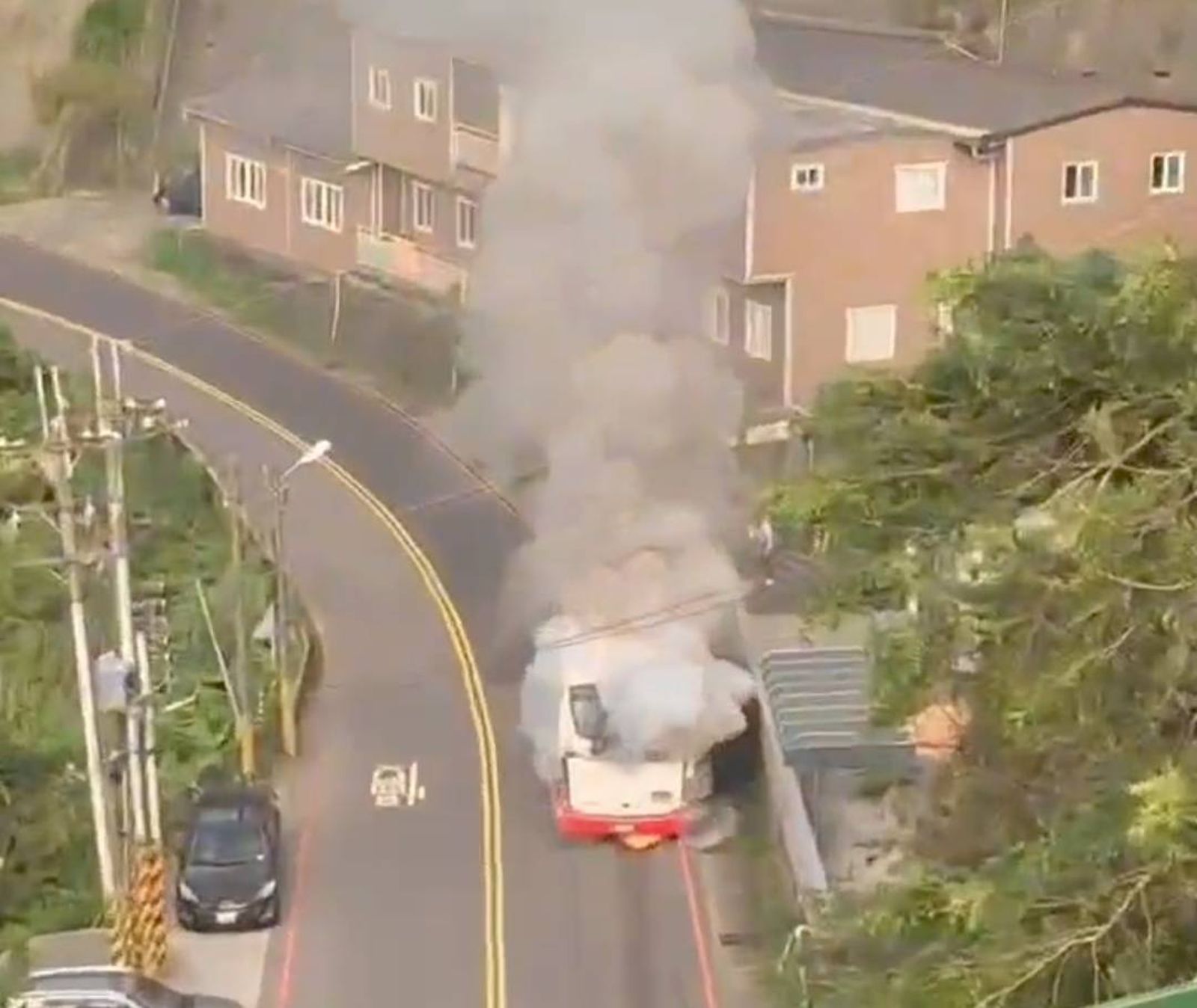 九份老街口驚傳遊覽車陷火海 13乘員都下車全數平安