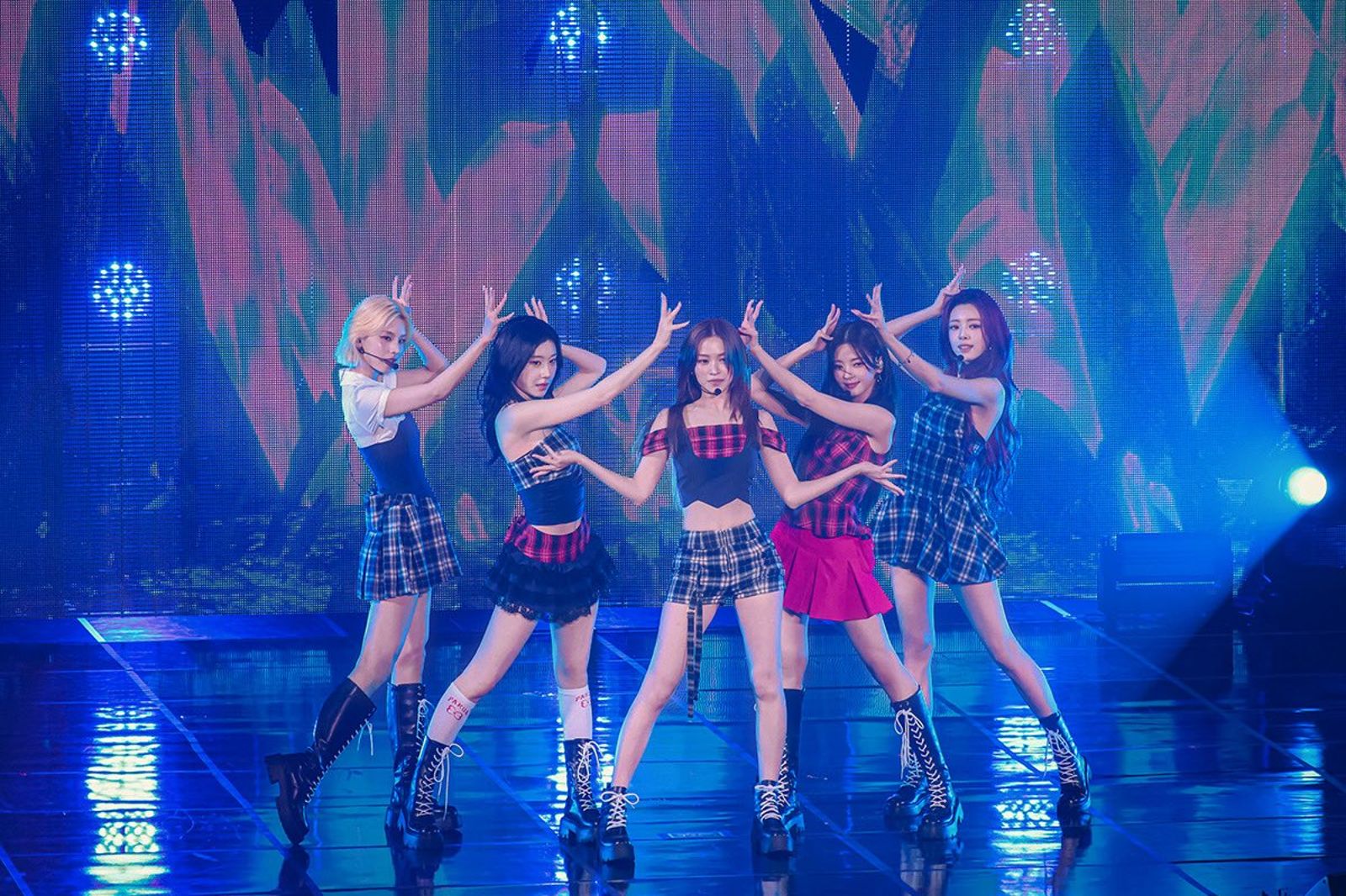 ITZY官方粉絲見面會圓滿結束，驚喜宣布續約翻攝X @ITZYOfficial