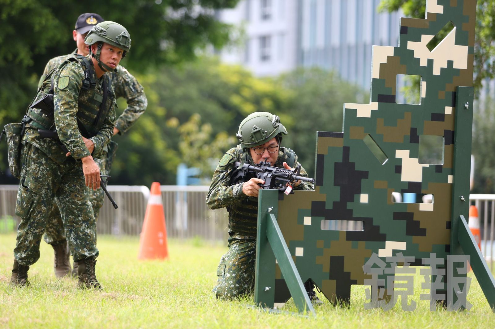 漢光首日/北市後備旅現身高中校園 持美製M4A1步槍執行臨戰訓練