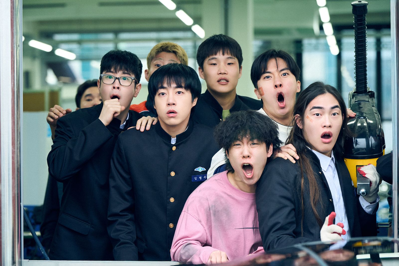 《鐵拳教育》裡的混混學生被「教權保護局」好好整治一頓。圖／Netflix提供
