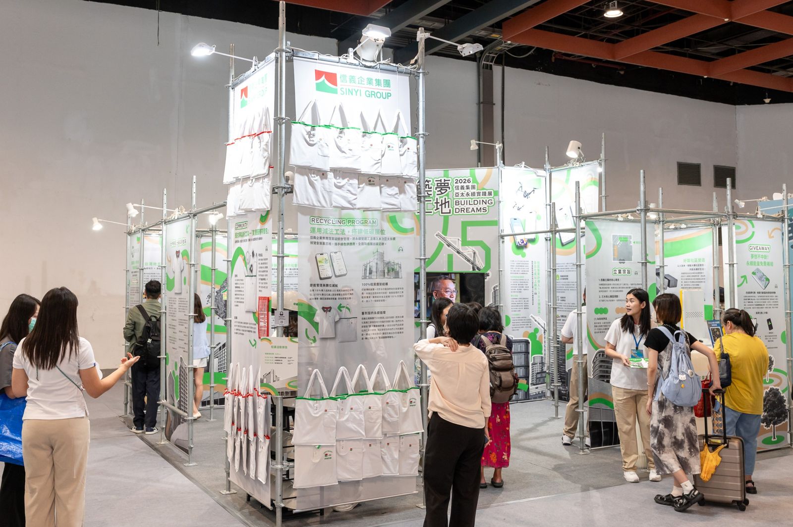 撤展裝潢變垃圾?信義秀「最強回收術」 退役制服竟變房仲帶看神器