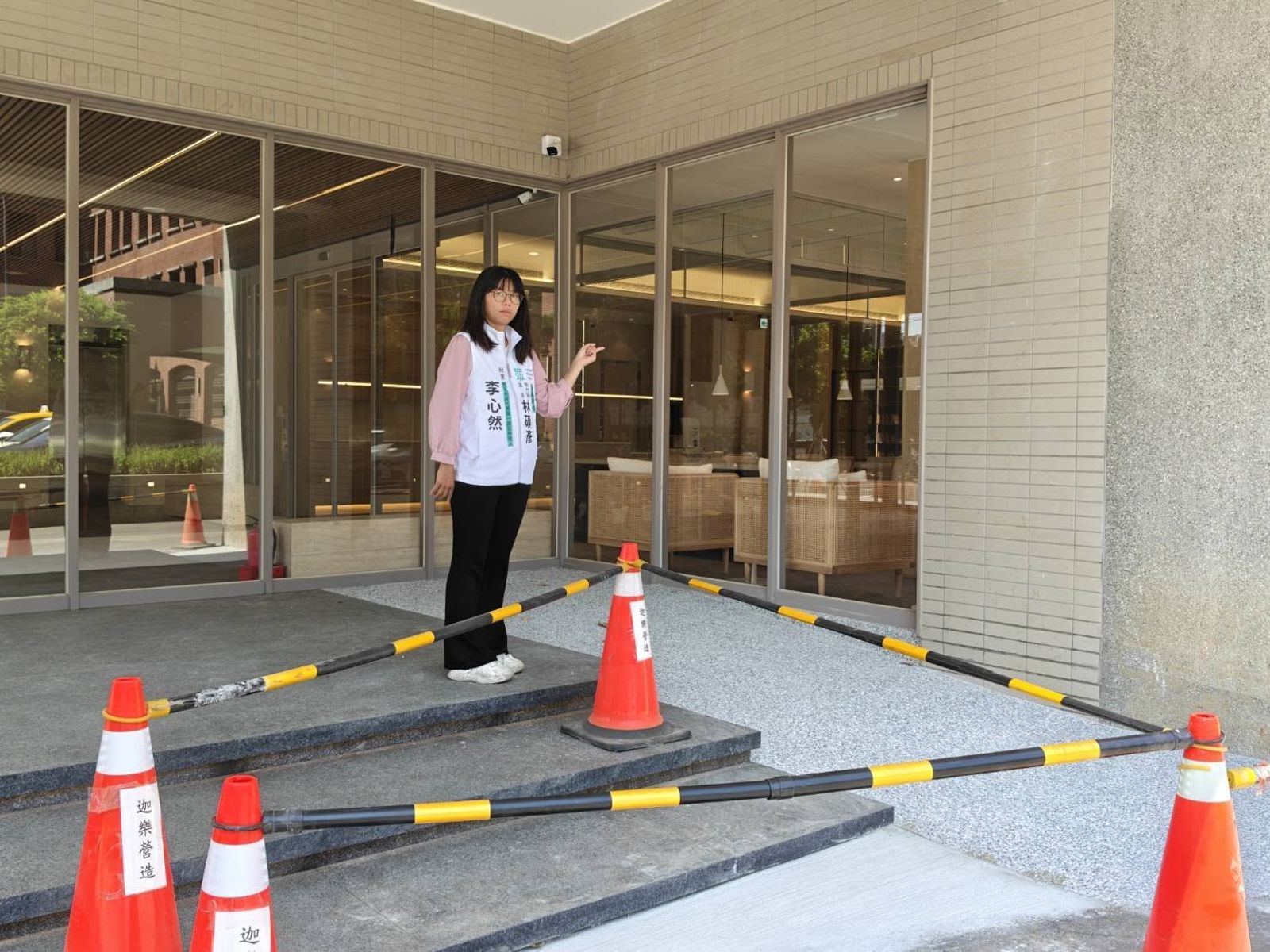 竹北市民活動中心綜合大樓已經施工許久,遲未全棟啟用,民眾黨竹北市民代表參選人李心然今(14日)要求竹北市長、民進黨新竹縣長參選人鄭朝方說清楚。圖/翻攝自李心然臉書