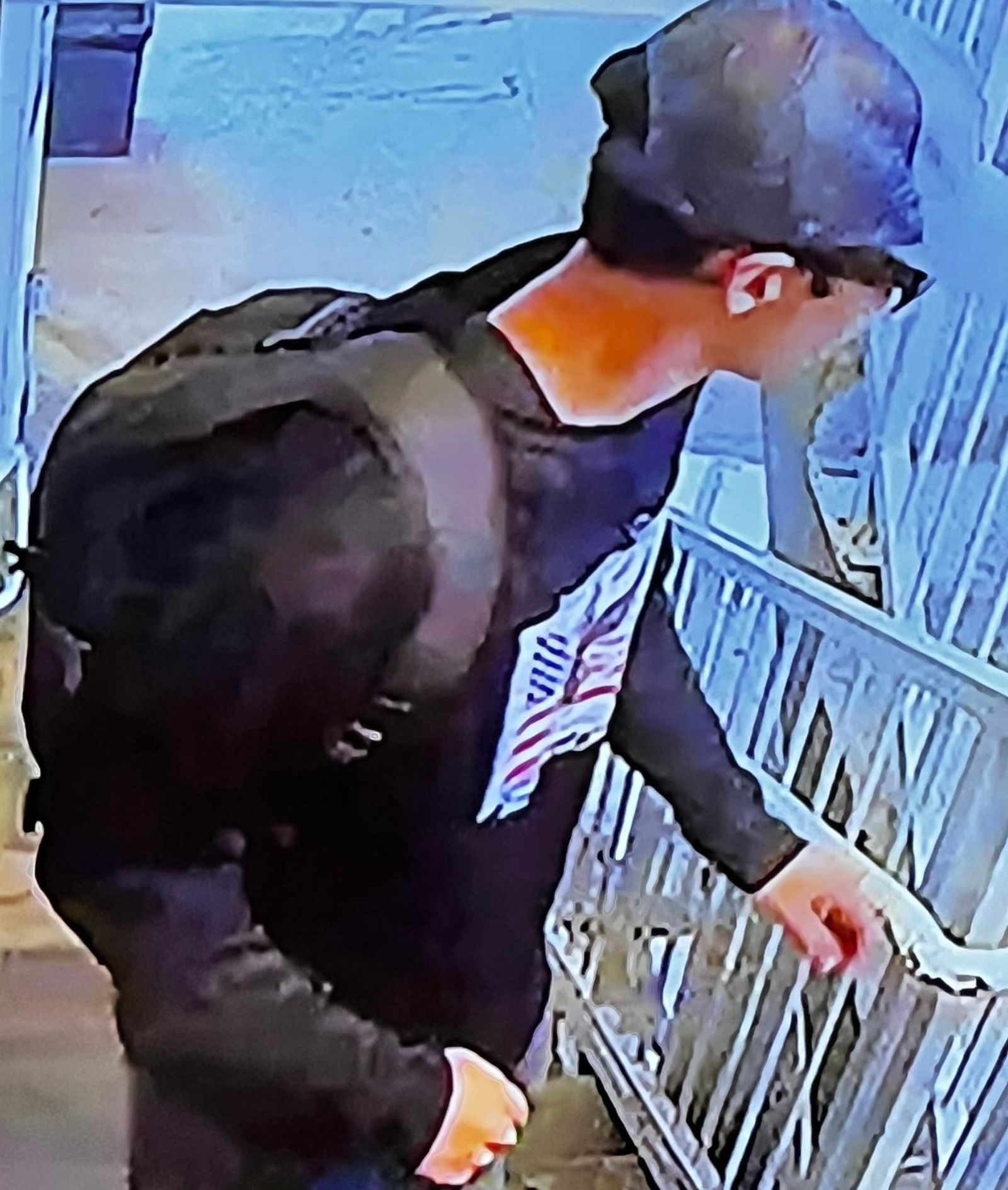 羅賓森開槍後逃逸的身影被監視器拍下。圖/翻攝自X