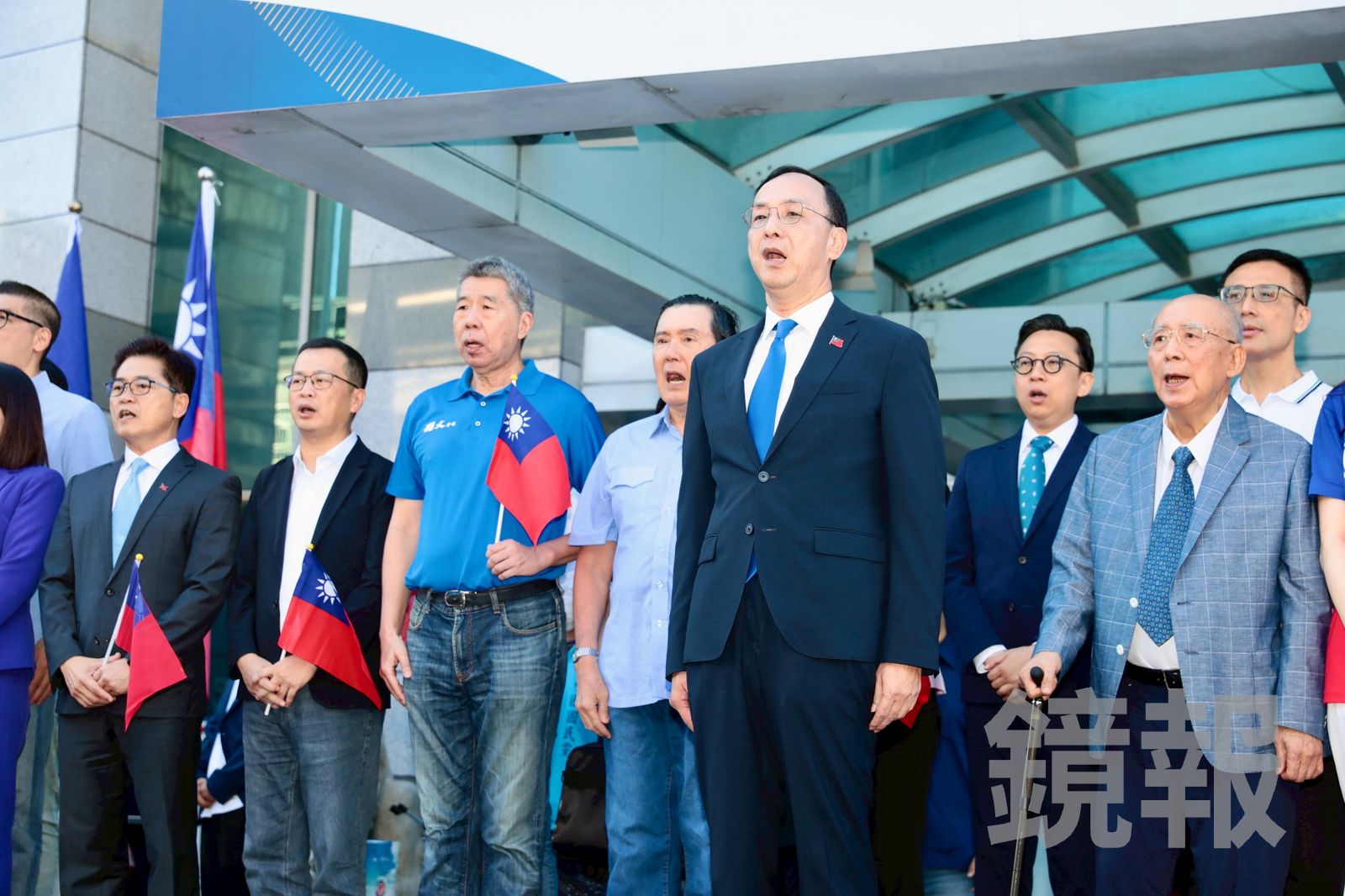 國民黨今天(10日)一早在中央黨部自辦升旗典禮,包括馬英九(左4)及吳伯雄(右1)皆親自出席活動。國民黨主席6名候選人也都到現場。(圖/林煒凱攝)