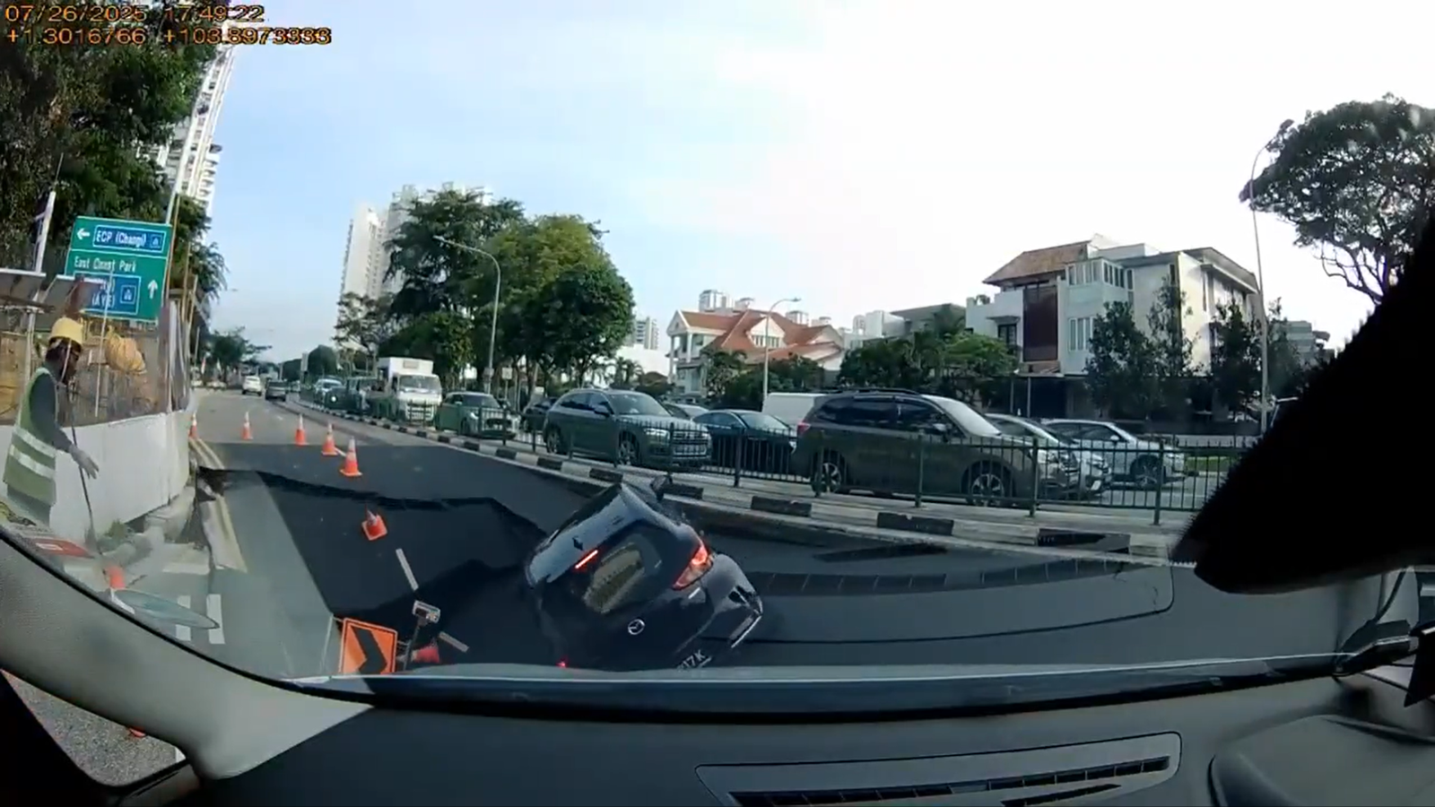 有片！馬路突消失　整輛車「陷入天坑」嚇壞後方駕駛