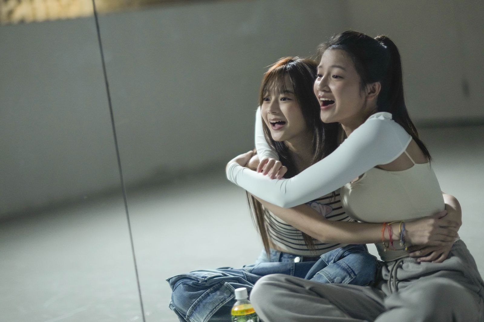 《看看你有多愛我》新人韋皙妍(右)與邵奕玫分別飾演年輕時期的楊謹華與李維維,兩人戲外一見如故。晴天影像提供