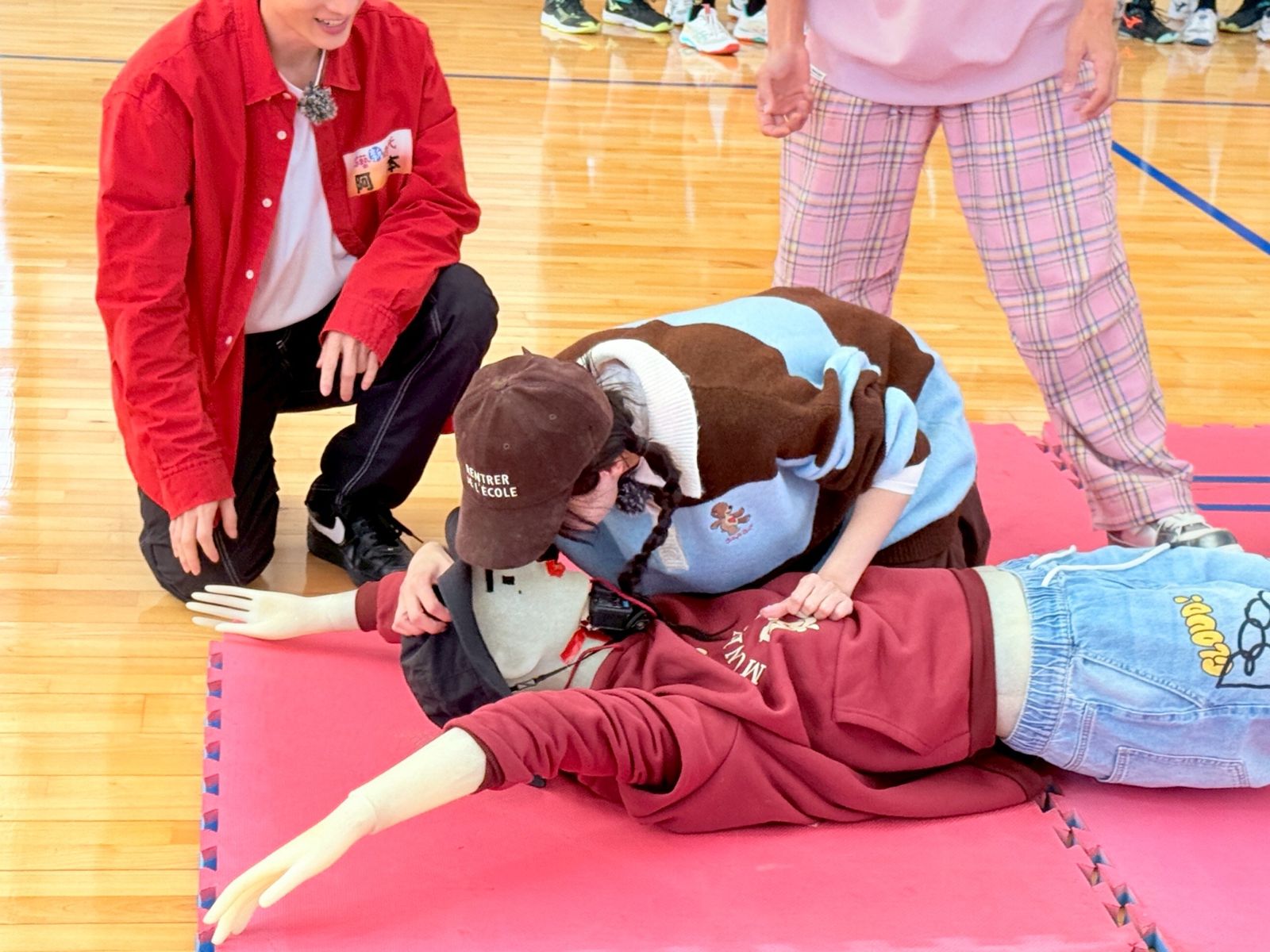 錄影出意外！籃籃爆衝「撞斷他手臂」　急口對口人工呼吸