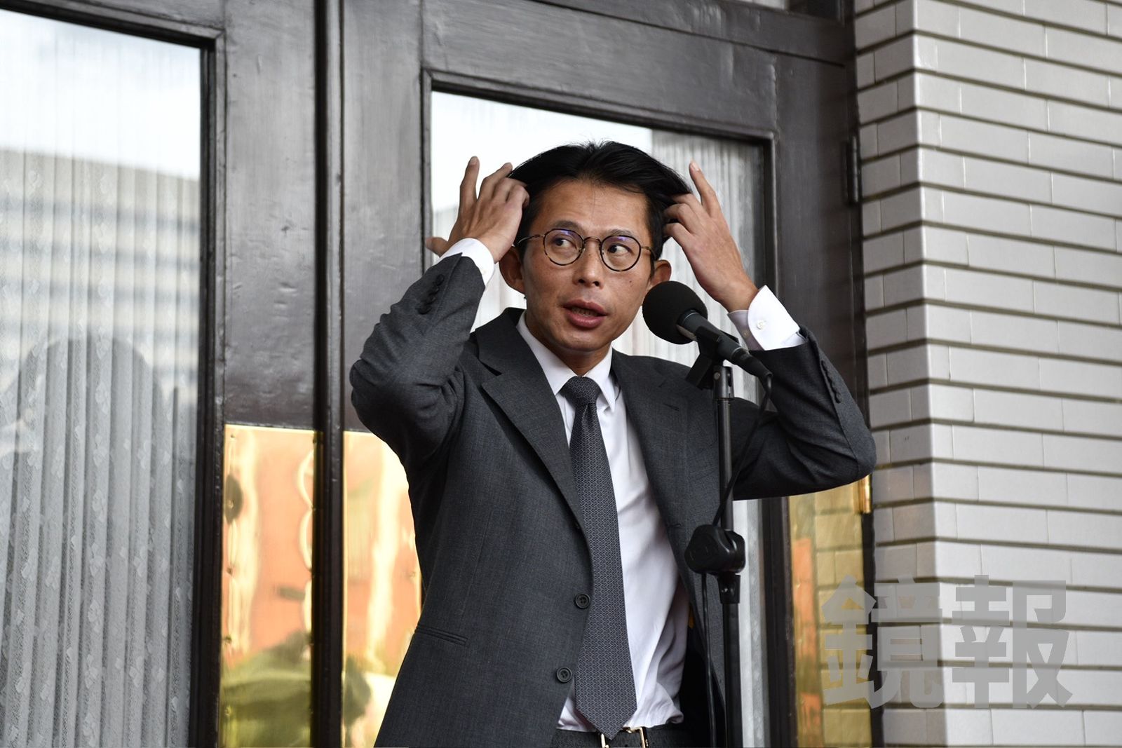 被爆禿頭、戴髮片都是真的　黃國昌無奈撥秀髮：一天不造謠沒辦法當媒體人？