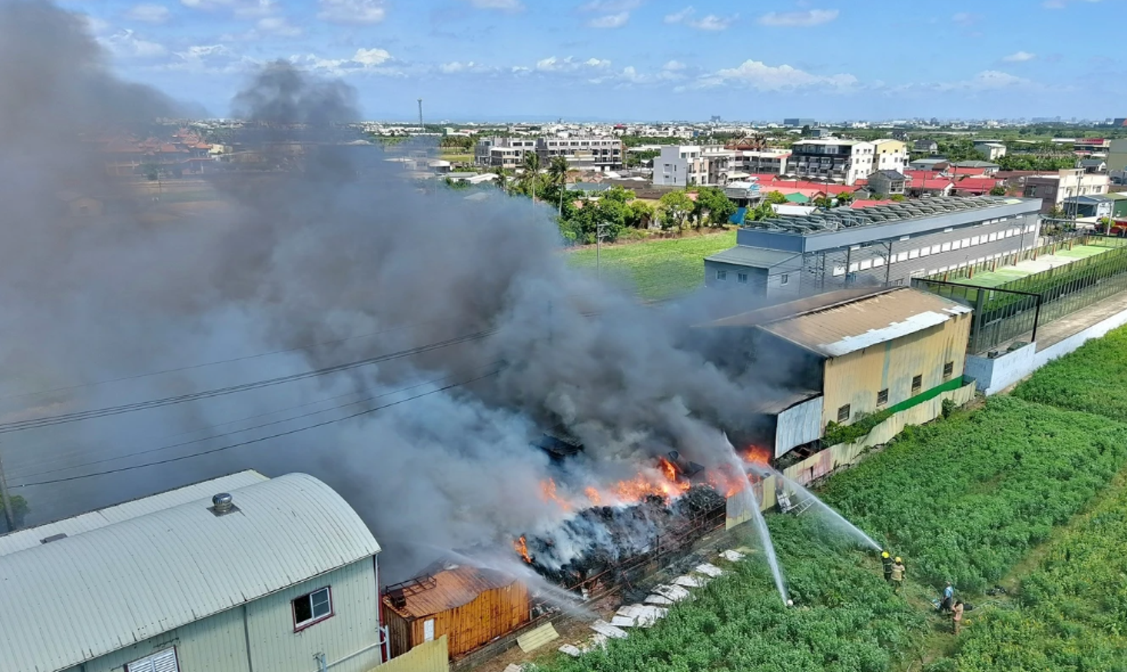台南七股廢電纜場大火!黑煙蔽天 安定、七股、佳里、西港居民快關窗