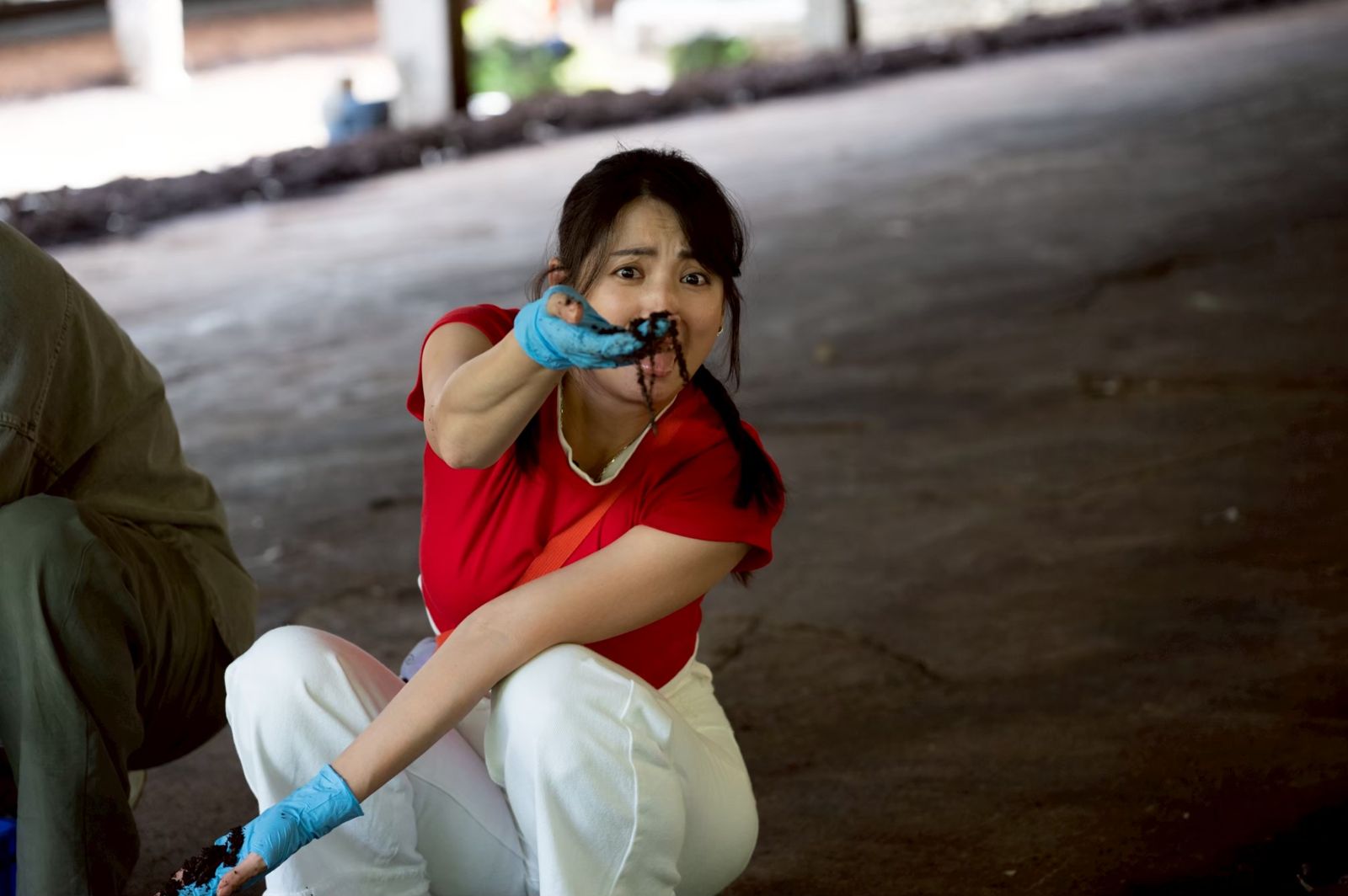 親手體驗蚯蚓糞化作環境友善的提煉過程。公視台語台提供