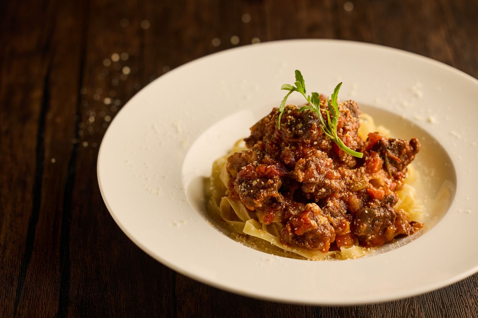 「拿坡里風味牛肉丁醬寬板麵條」 慢燉牛肉與濃郁茄汁滋味合拍，寬板麵吸滿醬汁，每口都充滿義式家常風味。（誠品行旅供圖）