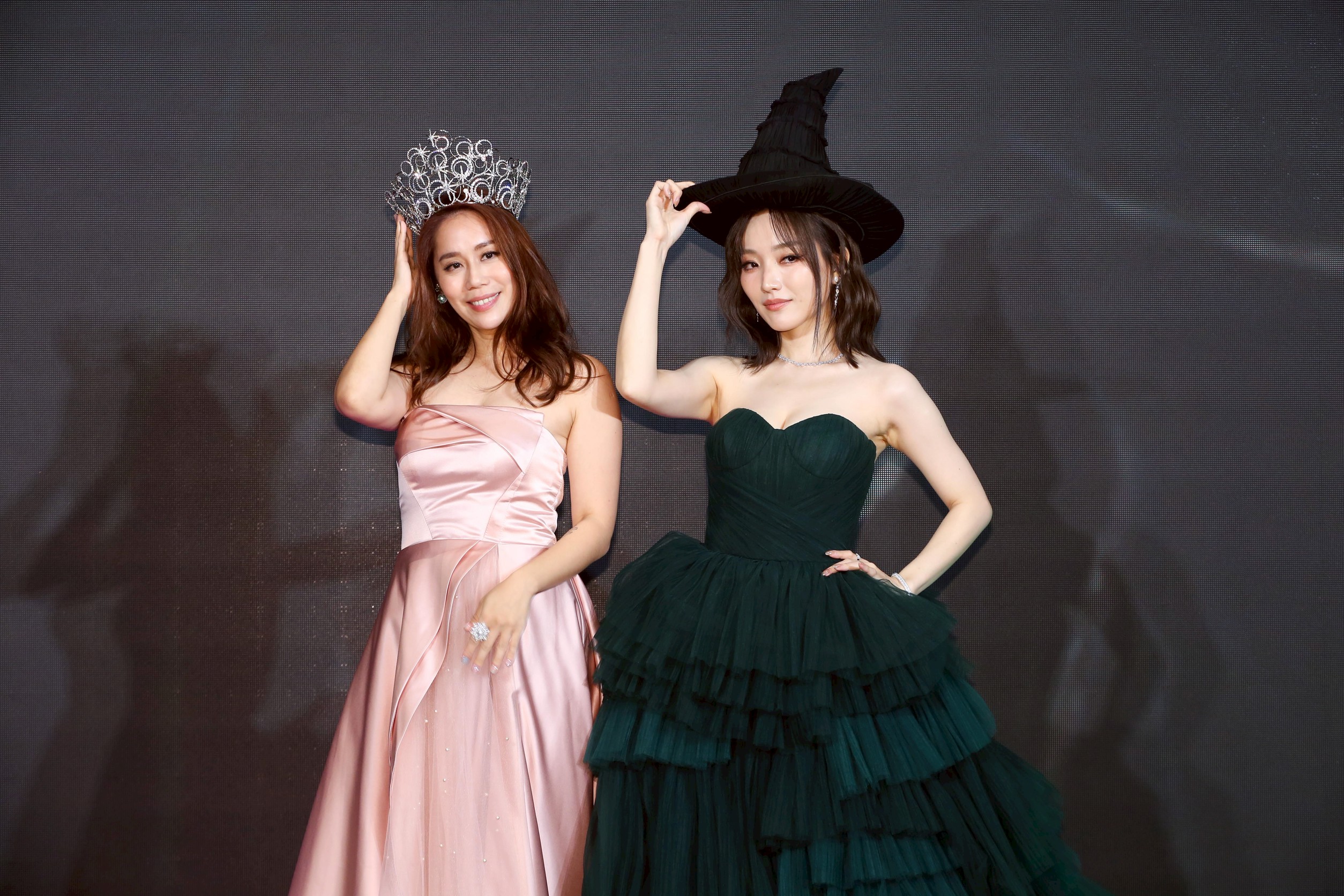 閻奕格曾為友情放棄「唱片合約」！　《魔法壞女巫2》首映揭秘女星超堅強友誼