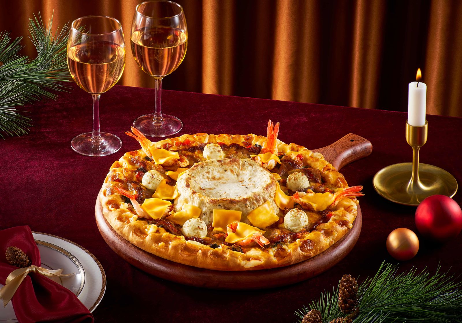 「嫩牛大蝦起司比薩」搭配「黑鑽松露火山熔岩餅皮」，充滿海陸滋味和3種起司的香氣。（外帶單點459元，升級餅皮需加219元，必勝客供圖）