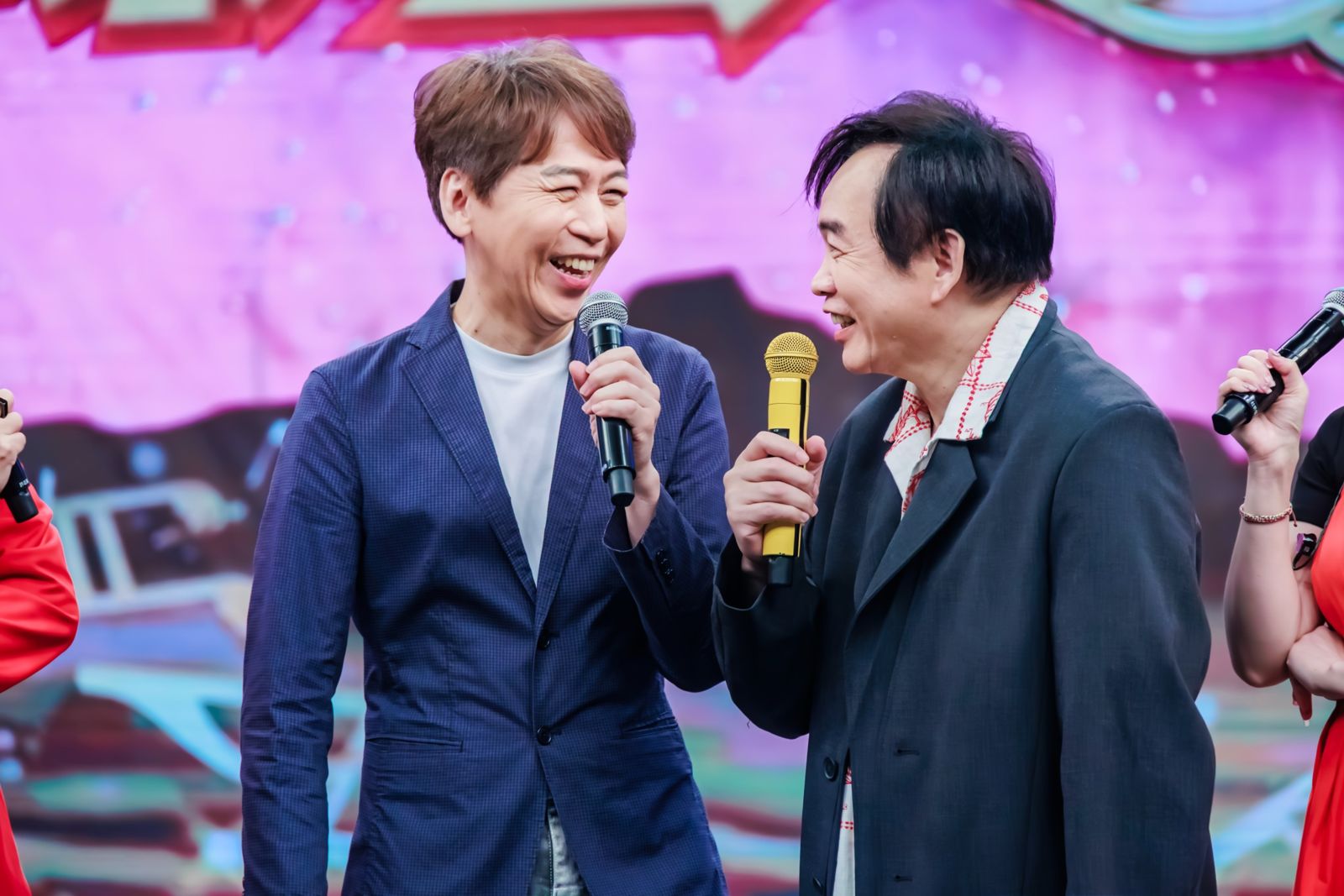 金曲大師洪敬堯（左）來到《綜藝一級棒》。中視提供