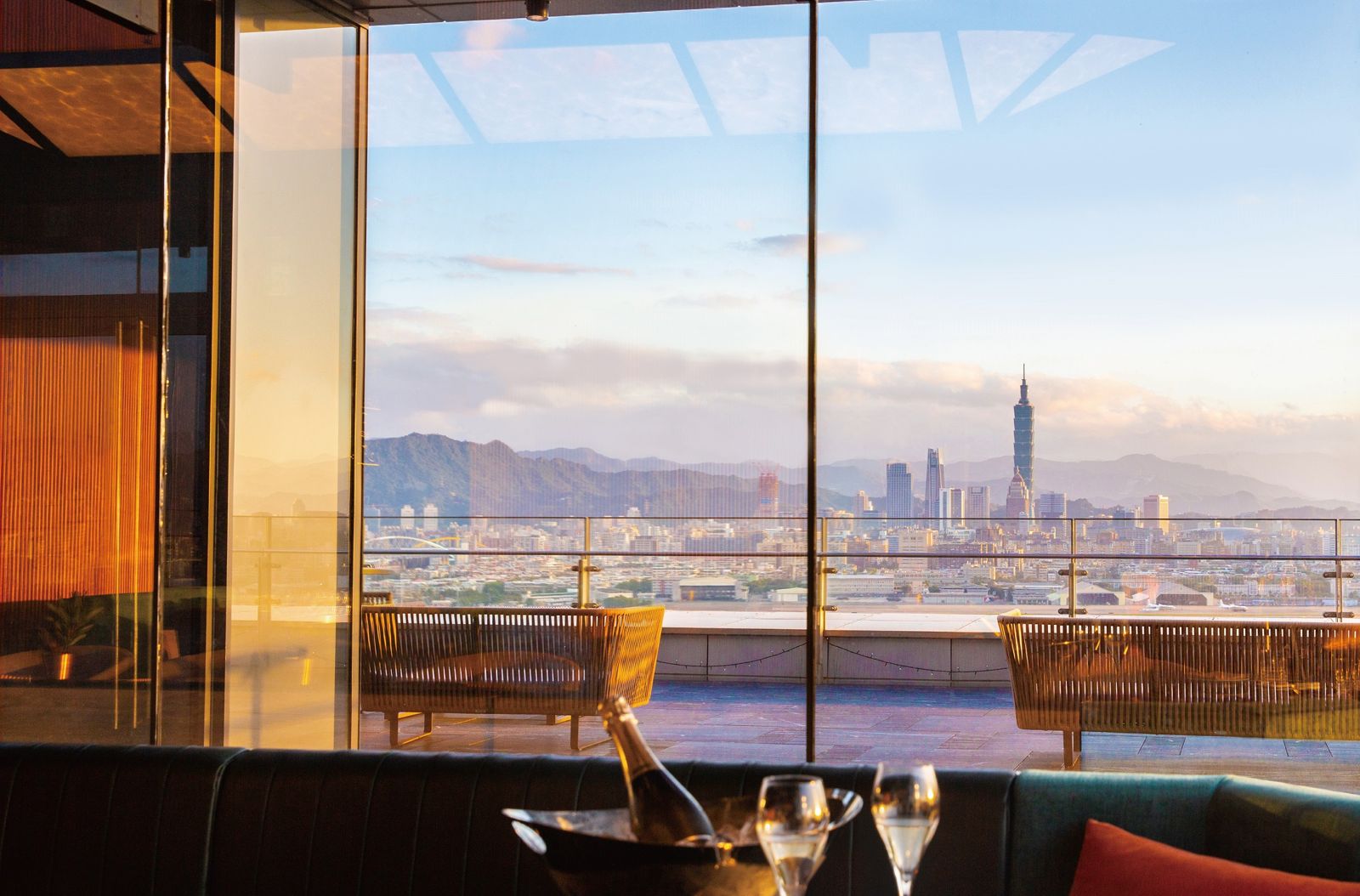 坐在高空景觀餐廳「INGE’S Bar & Grill」，能盡享台北的豪華夜景。（台北萬豪酒店供圖）