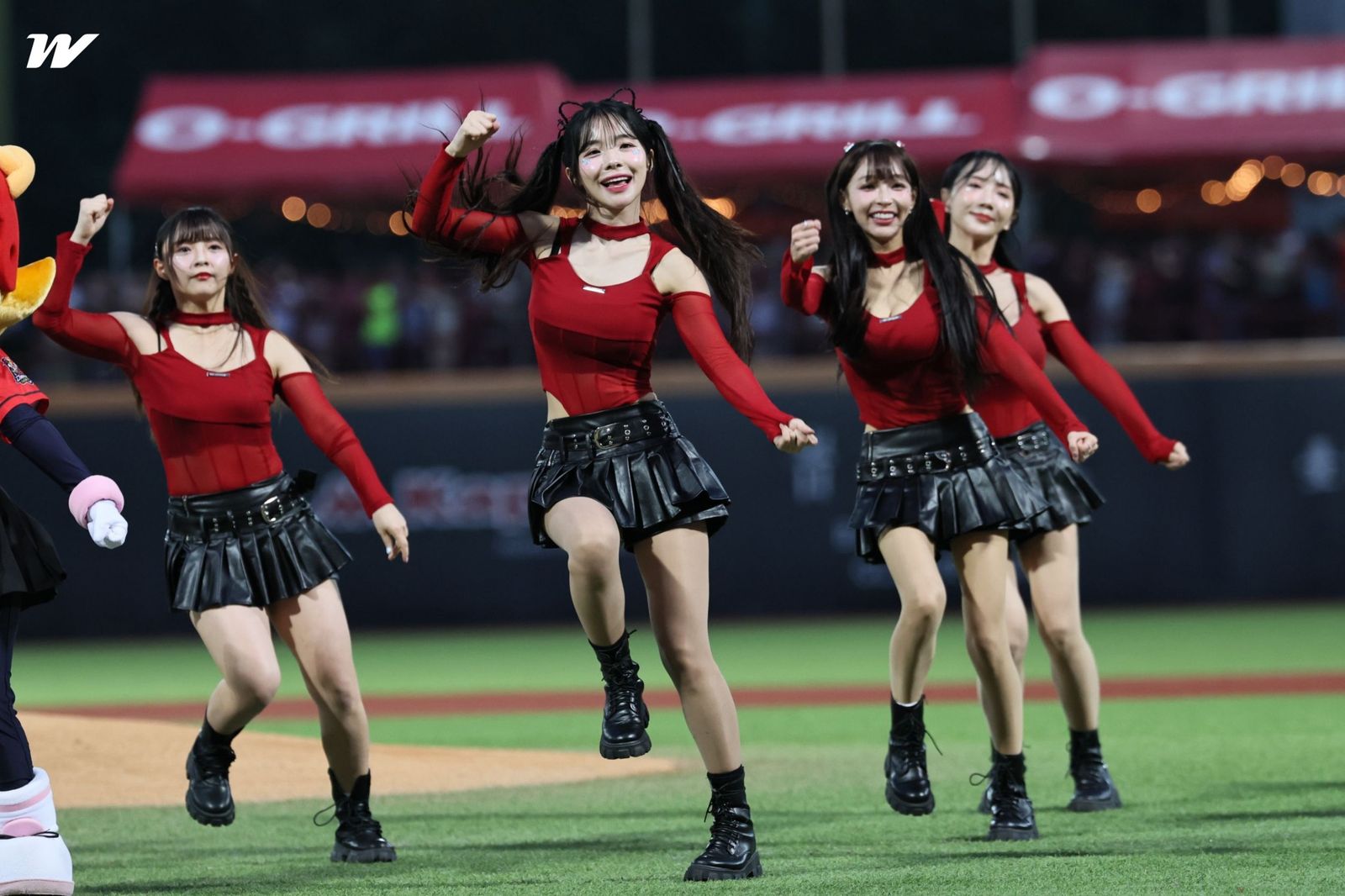 啦啦隊爭議多2／私生活難控管　球團寧外包交給專業的來