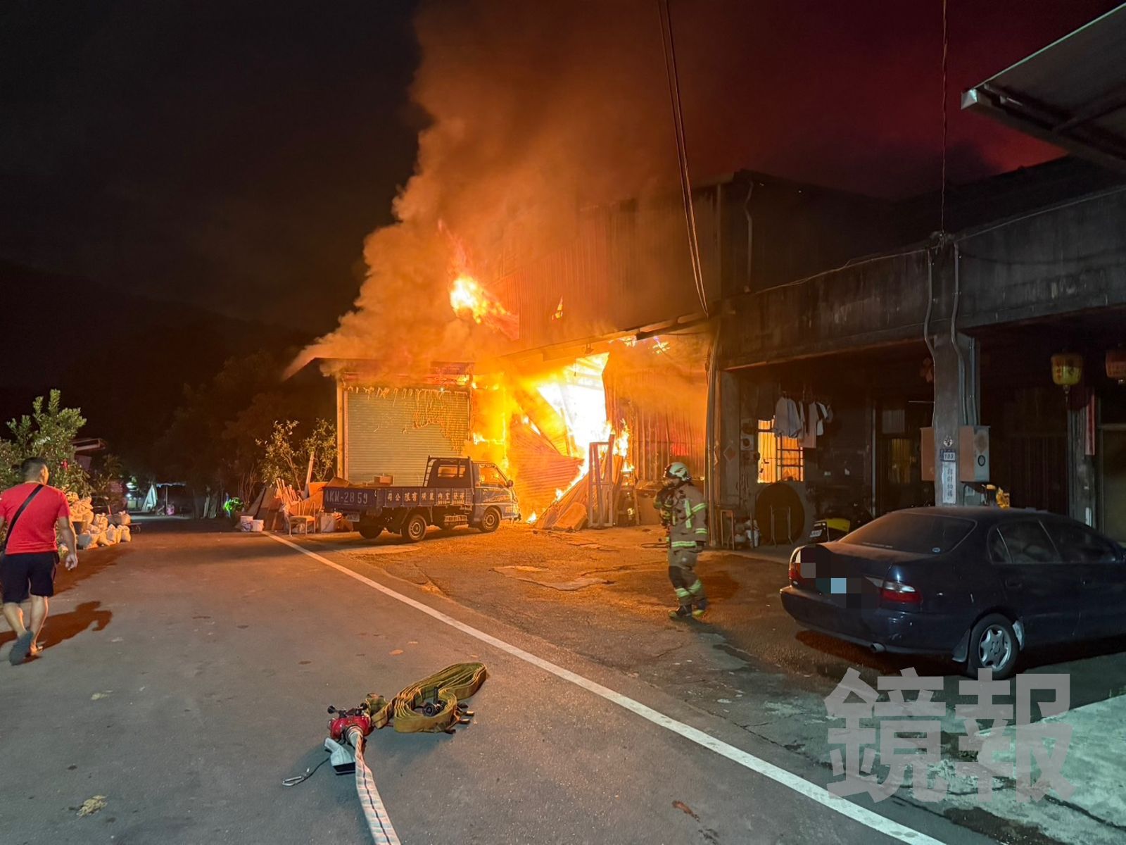 影/新莊木材工廠起火 熊熊烈焰往外竄