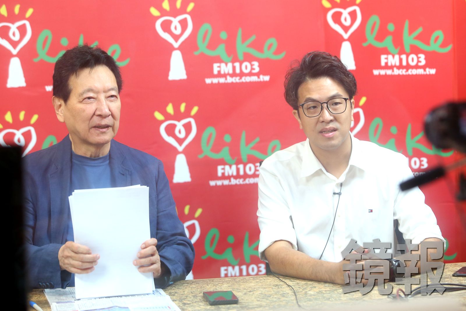 民進黨台北市長參選人沈伯洋(右)今接受趙少康(左)專訪,趙事後給沈表現打8分。攝影姜永年