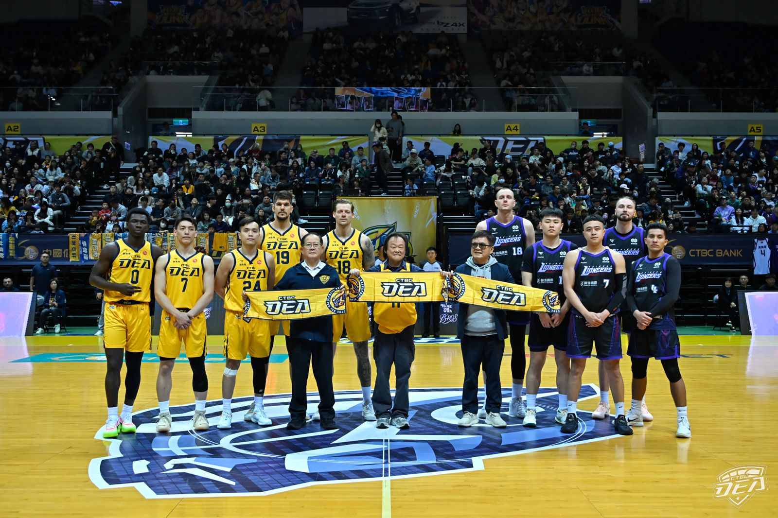 中信育樂董事長陳國恩（左4）、立委王世堅（中）與TPBL會長莊瑞雄（右4）與雙方球隊先發五人合影。圖／中信特攻提供