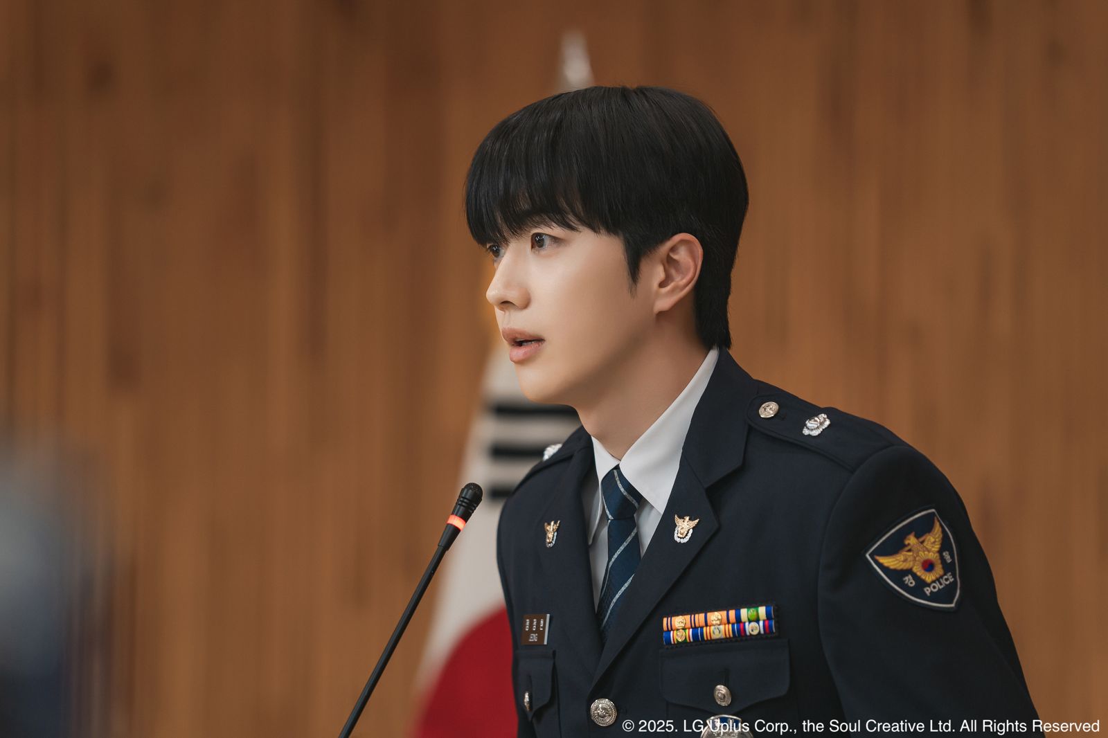 姜勳劇中飾演重案組刑警,為大眾說明案情。Hami Video提供