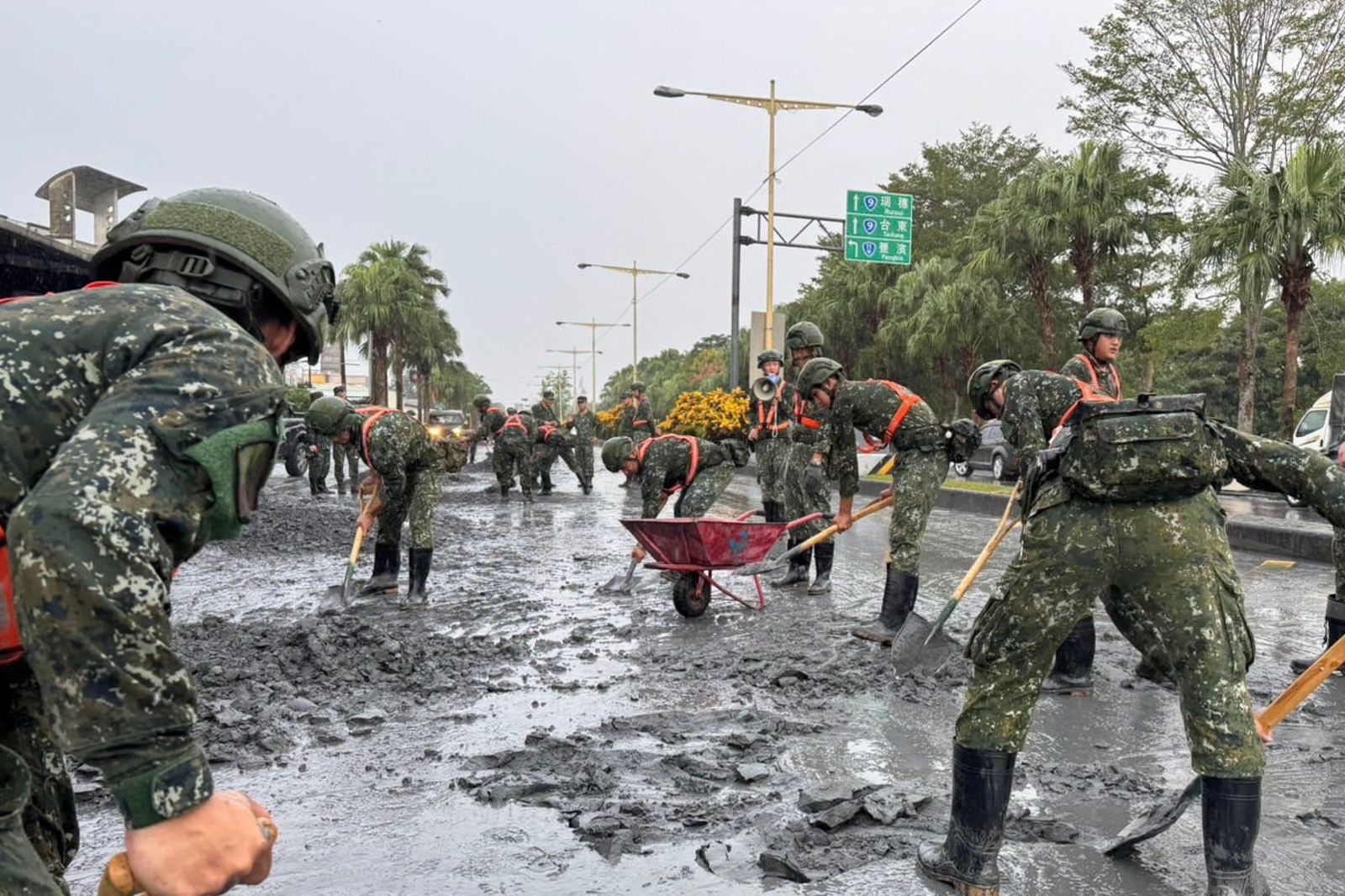 花蓮光復成堰塞湖溢流重災區。圖／國防部提供