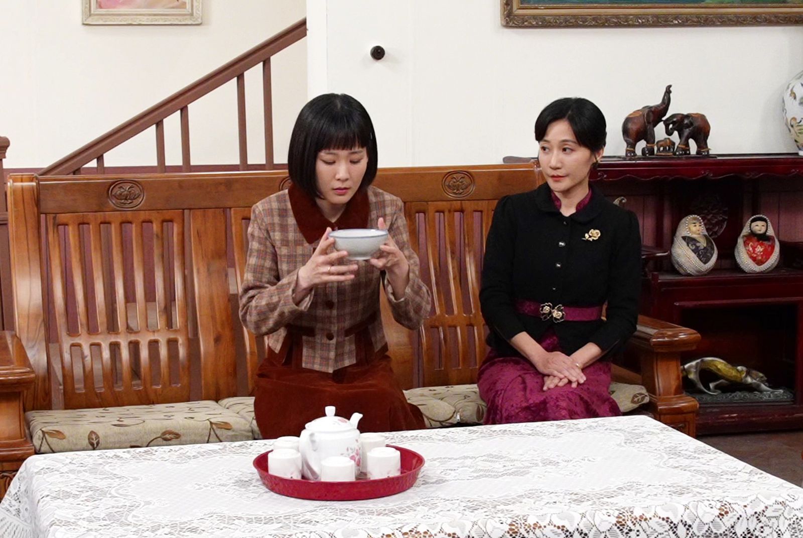 何宜珊（左）劇中被陳婉婷逼喝生子藥。台視提供