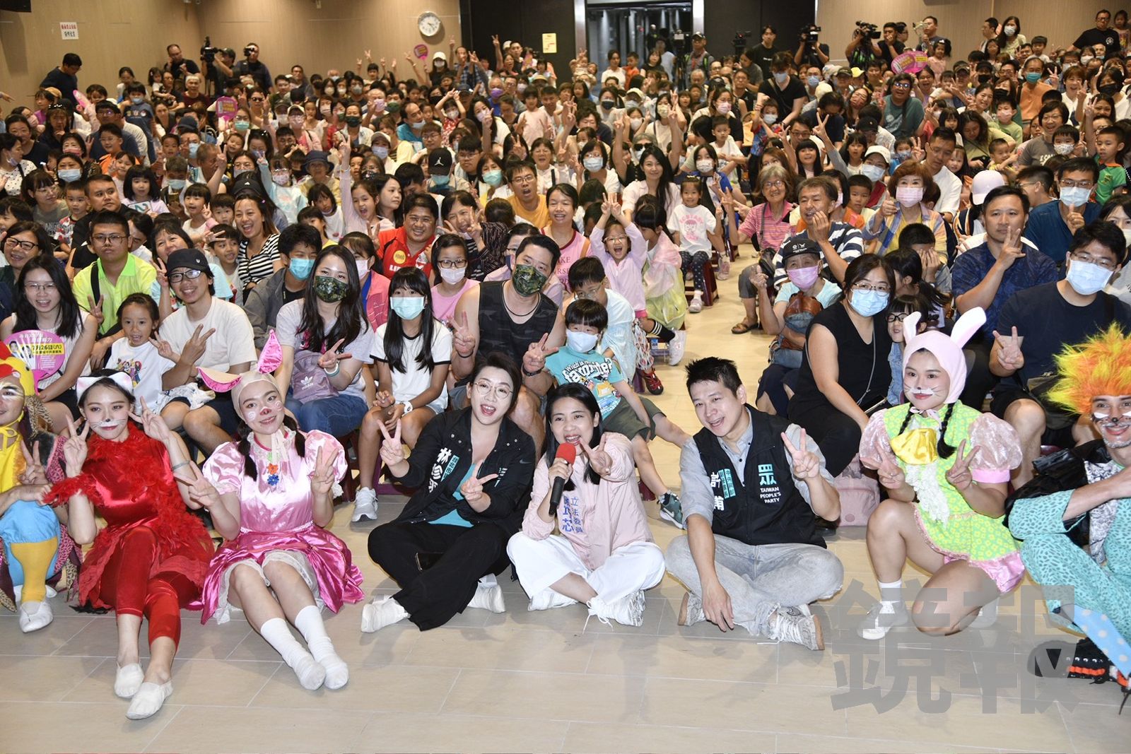 徐巧芯今（6日）在北市信義區舉辦親子活動，邀請李棠華特技團表演，吸引超過５百名民眾參加。（圖／李智為攝）