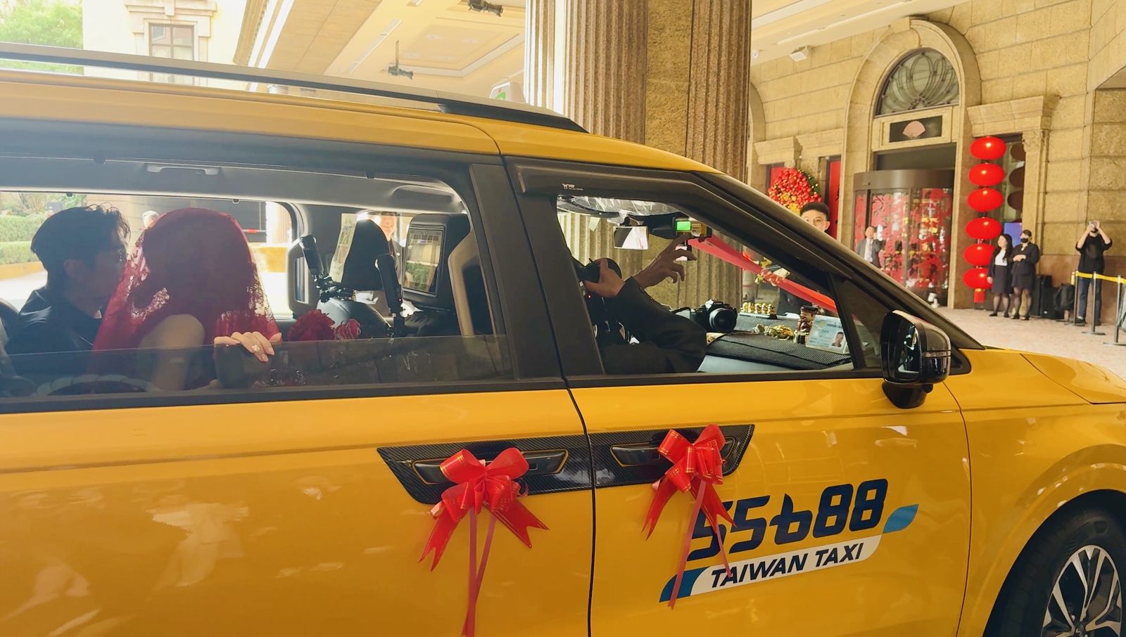 黃路大哥駕駛計程車擔任女兒主禮車駕駛。55688提供