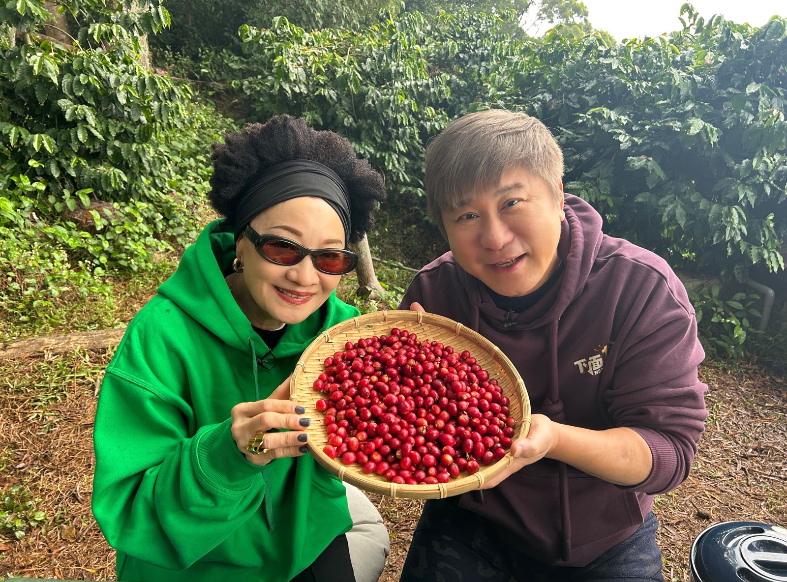 樂壇傳奇比莉和胡瓜合體。下面一位提供