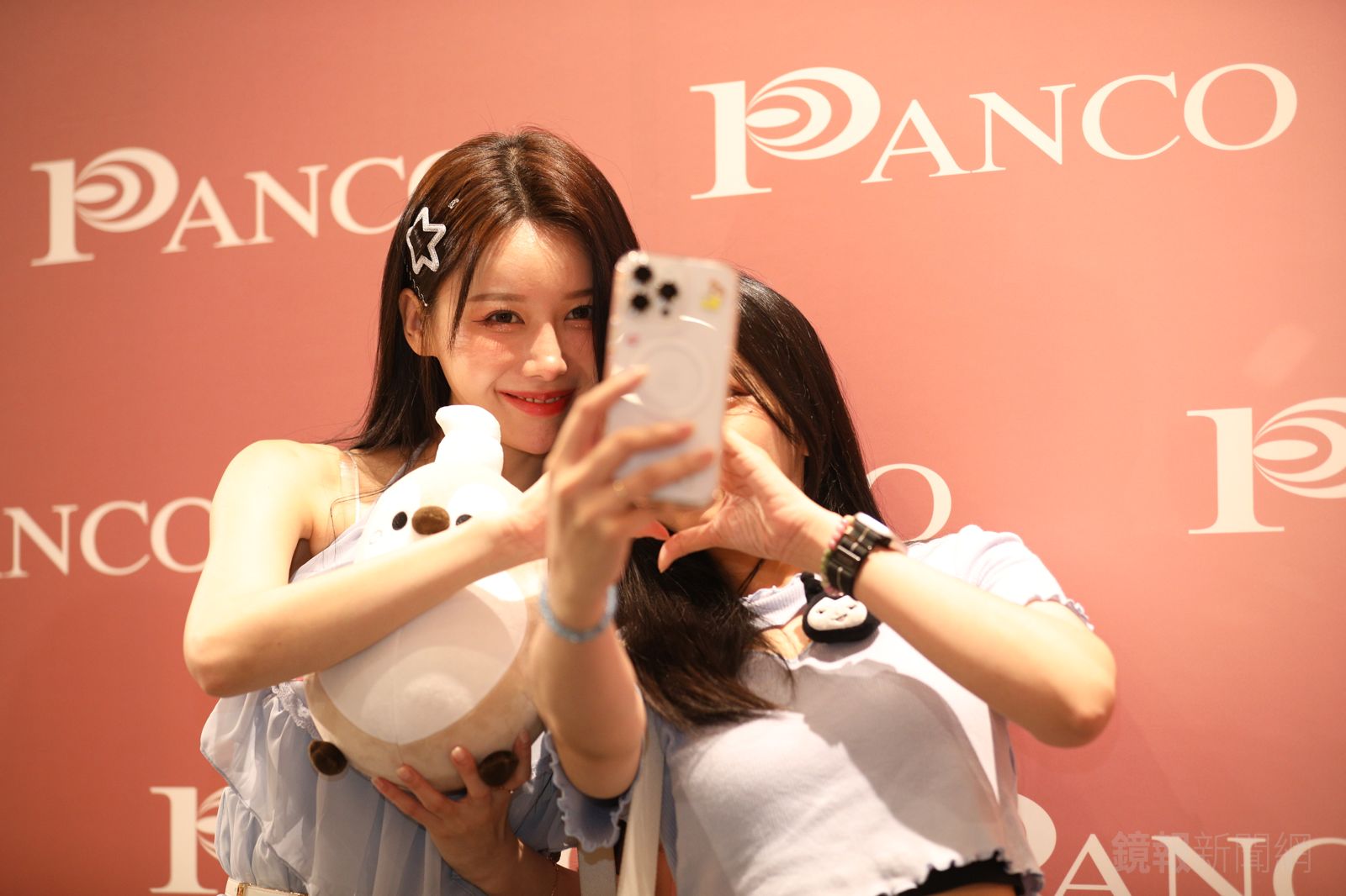 富邦悍將啦啦隊韓籍隊員李雅英與粉絲拍照。鄒保祥攝