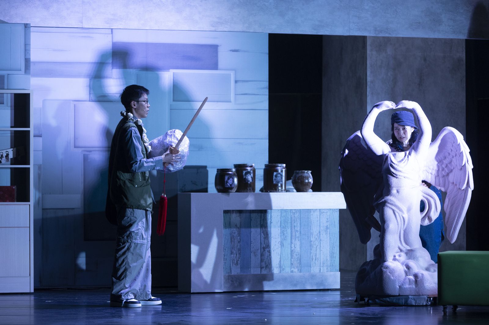 BL劇男神震撼爆陷入「大型戀愛騙局」 4演員狂切14人格!首演「瘋狂翻車」觀眾看傻眼