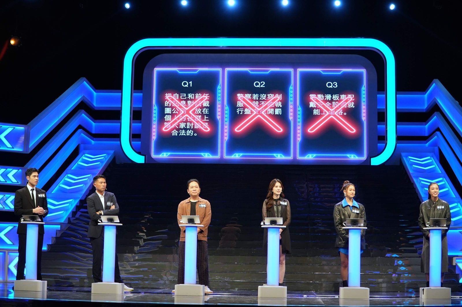 《哈!真相大白了》(左起)哈林小隊周予天、彭小刀、卜學亮,以及「排球女神」張晏塵、空手道國手文姿云、「滑雪星二代」游宇潼同上節目。公視提供