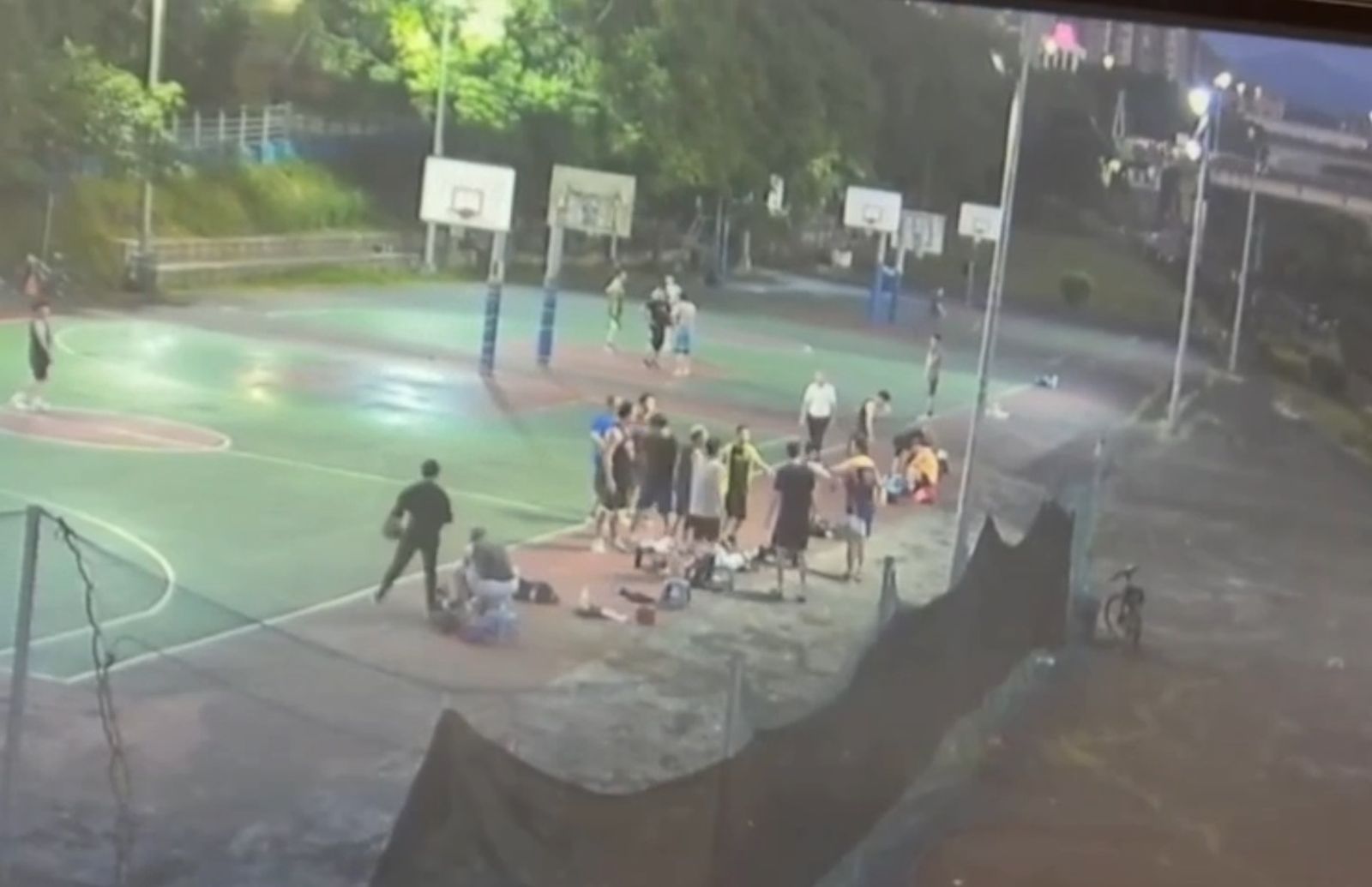 其他球友上前勸架。翻攝畫面