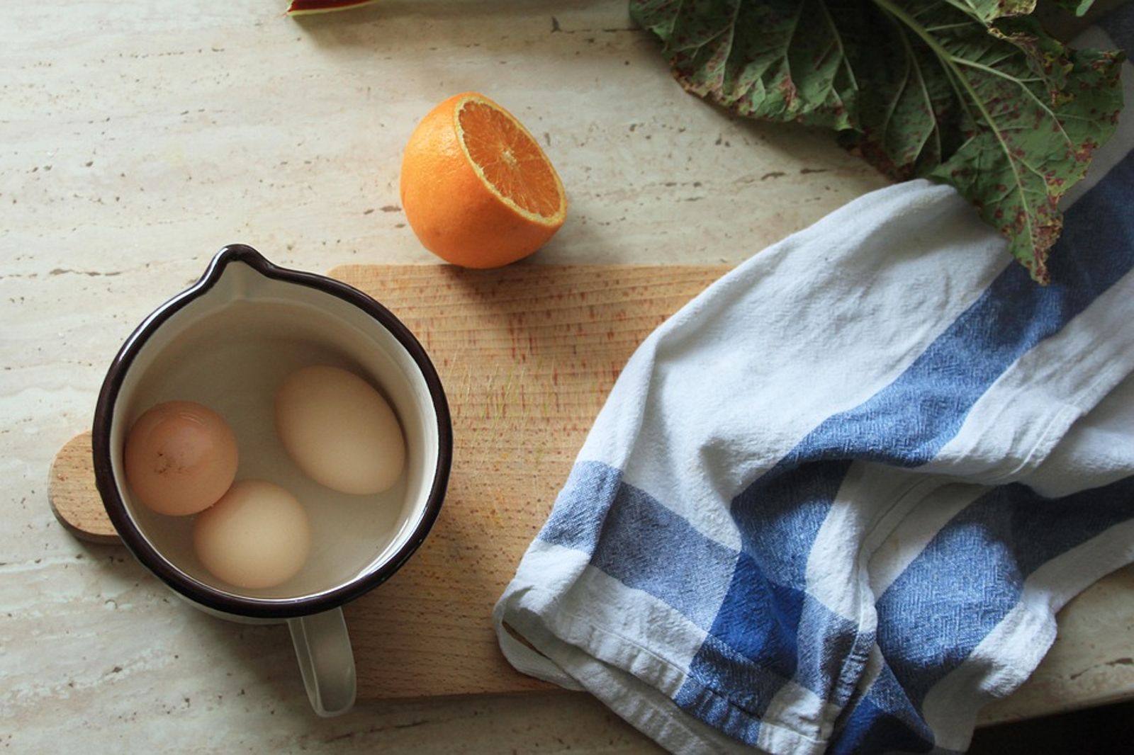 水煮蛋放進冷水一陣子,會讓蛋殼更容易剝。示意圖/取自免費圖庫pixabay