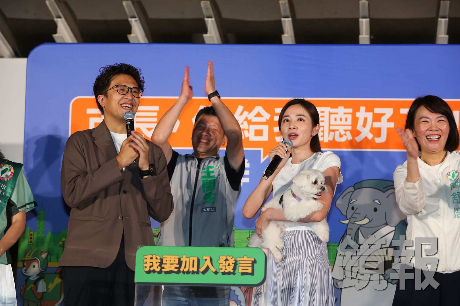 主播王乃伃抱愛犬「乃球」登沈伯洋肥皂箱 過來人經驗促寵物友善標章分級