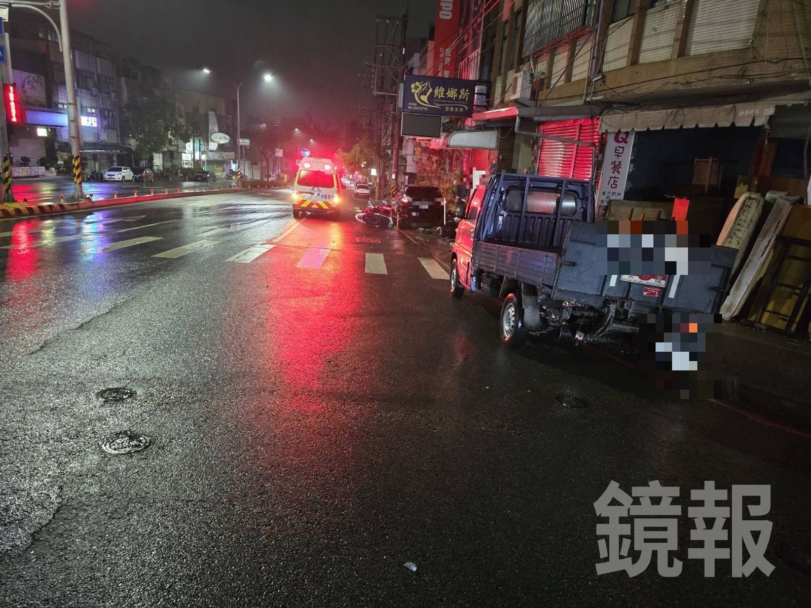 貨車遭休旅車從後追撞，停在路口轉角，救護車到場救援傷患。民眾提供