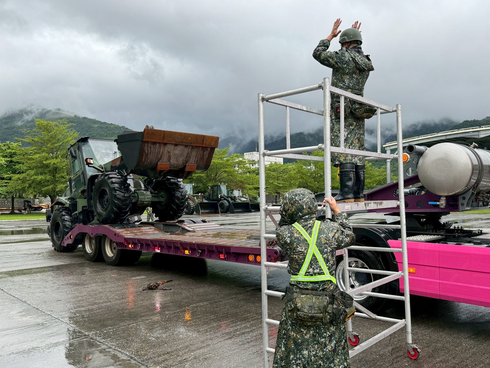 第2作戰區派遣448員官兵,以及完成AAV72輛、3.5噸載重車29輛、工程機具5類6部等裝備整備,待命協助地方政府執行災後復原任務。(圖/第2作戰區提供)