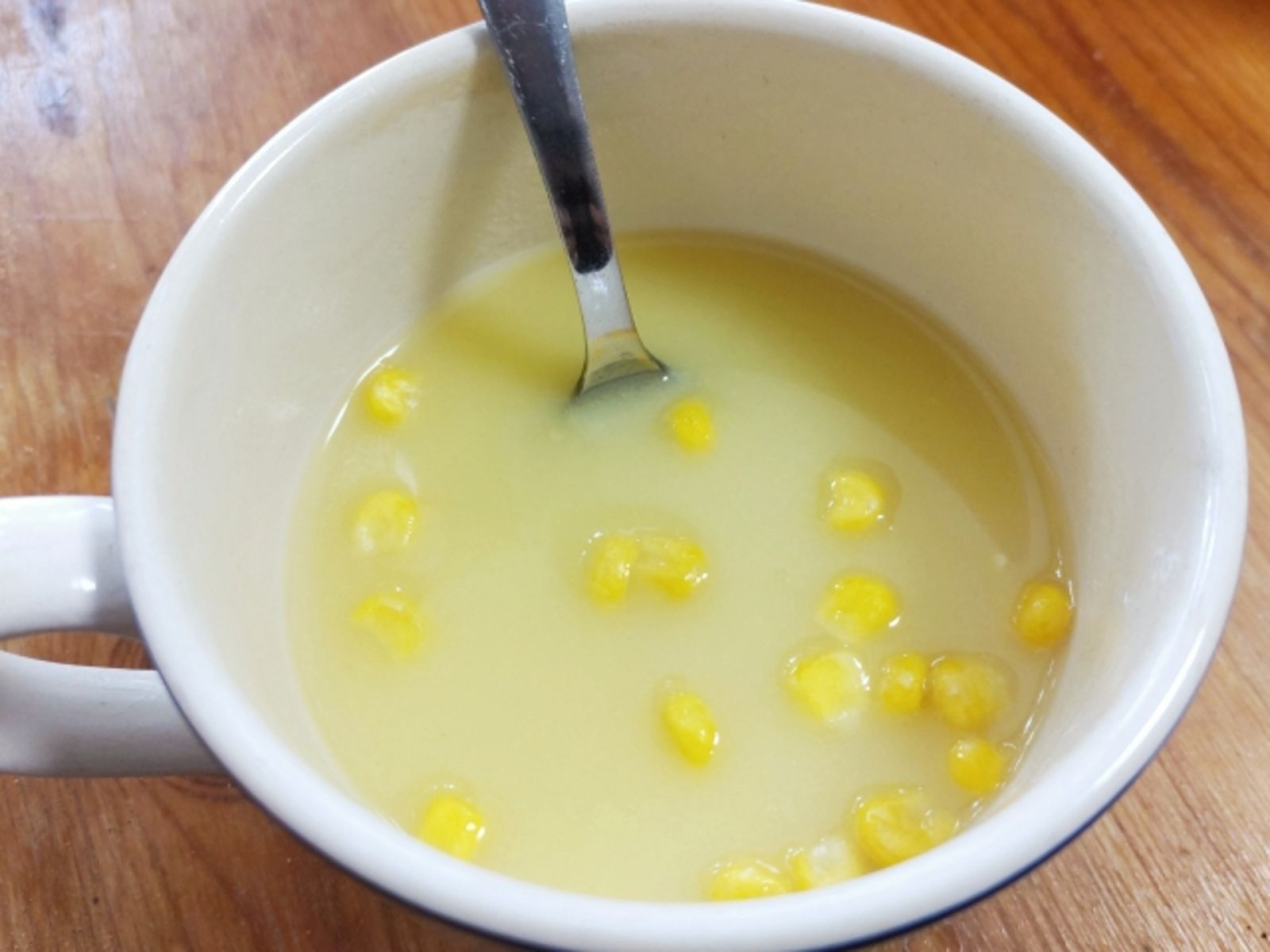 以為被下符!玉米濃湯喝一半驚見「黃色紙單」 網傻眼:符仔保妳腸胃不安